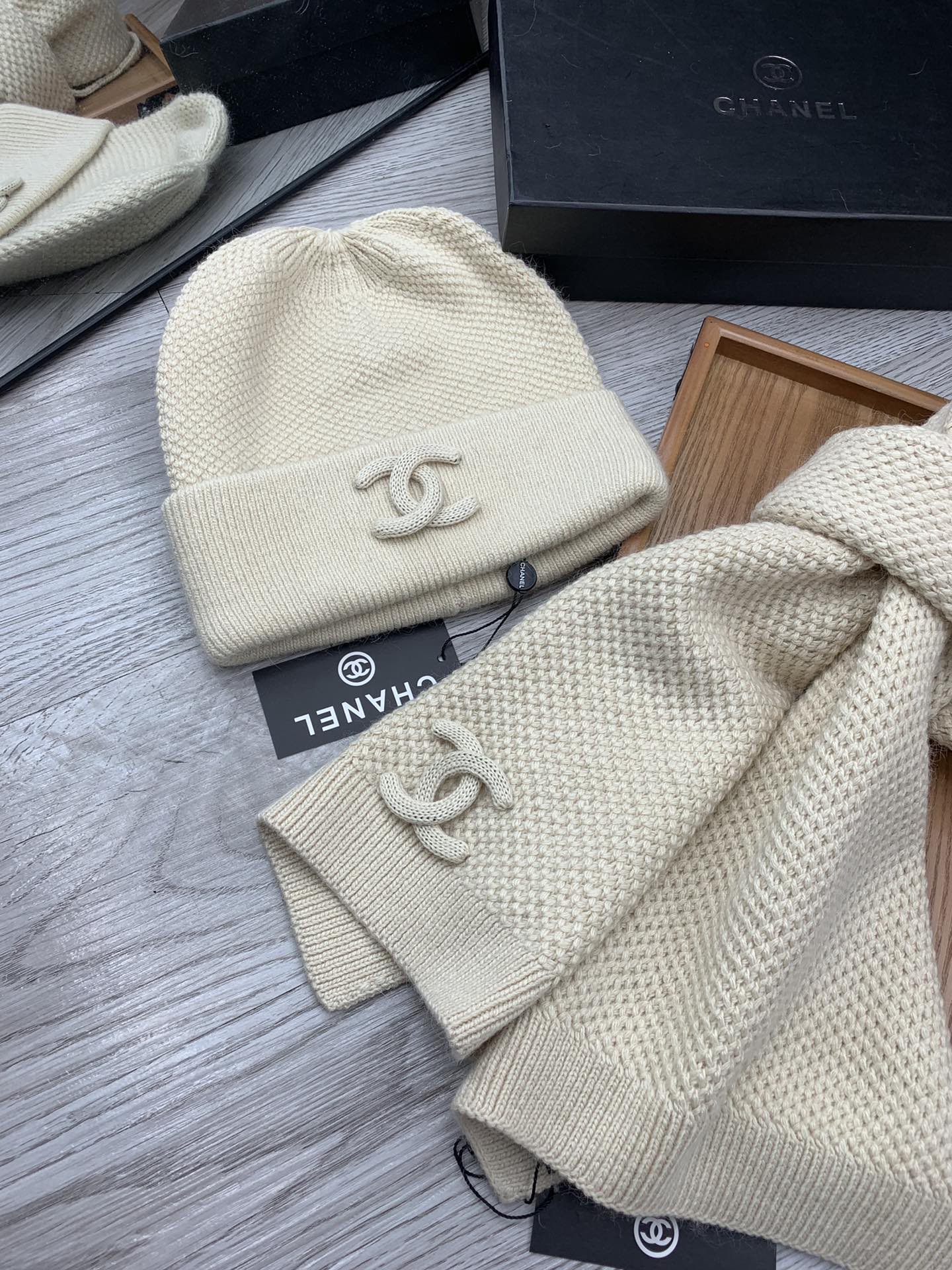 🌹。C家。【羊毛套装帽子】经典套装帽子！帽子➕围巾！70%羊毛➕30%兔毛。暖暖哒超级舒服～冬日小姐姐减