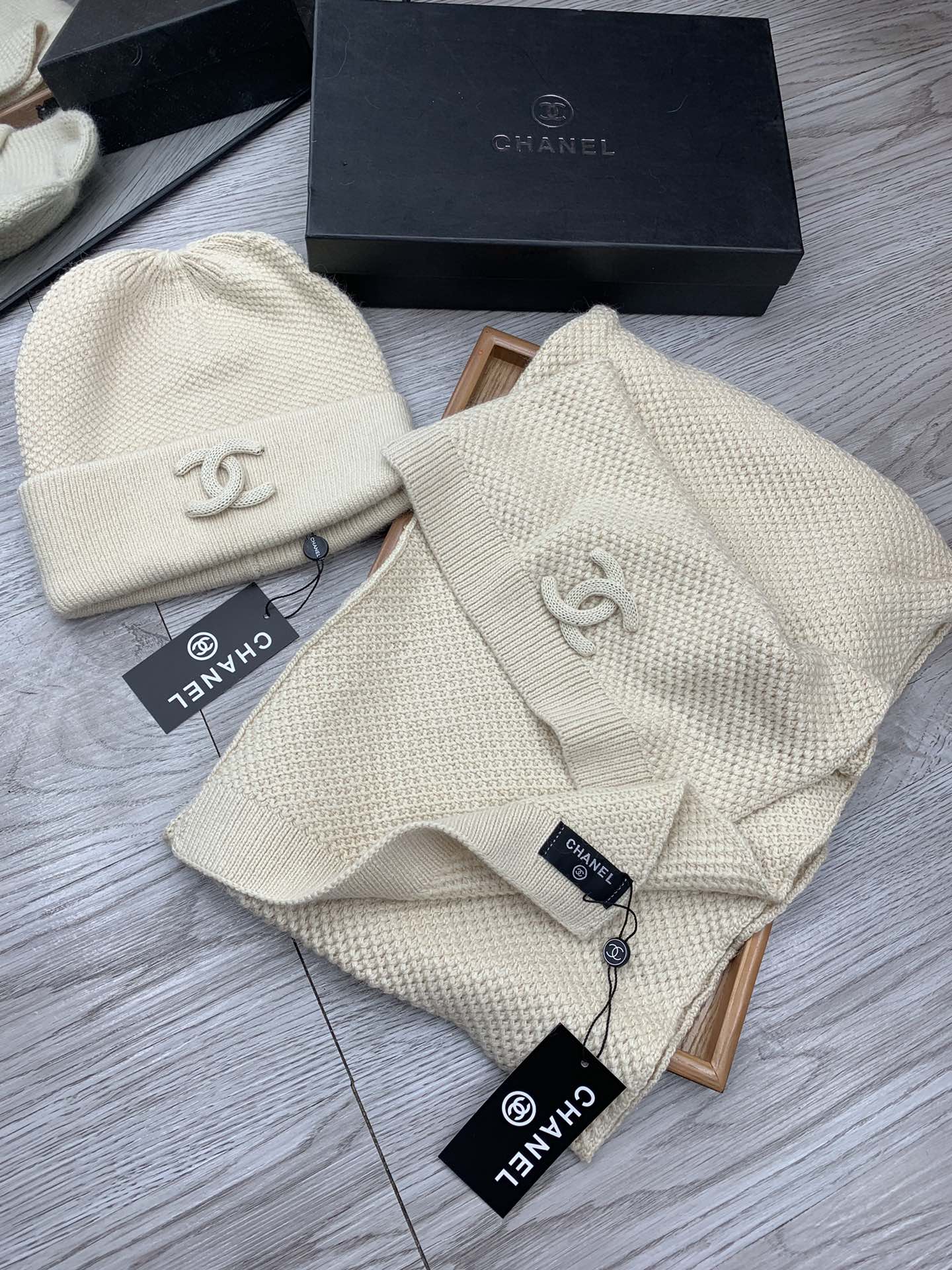 🌹。C家。【羊毛套装帽子】经典套装帽子！帽子➕围巾！70%羊毛➕30%兔毛。暖暖哒超级舒服～冬日小姐姐减