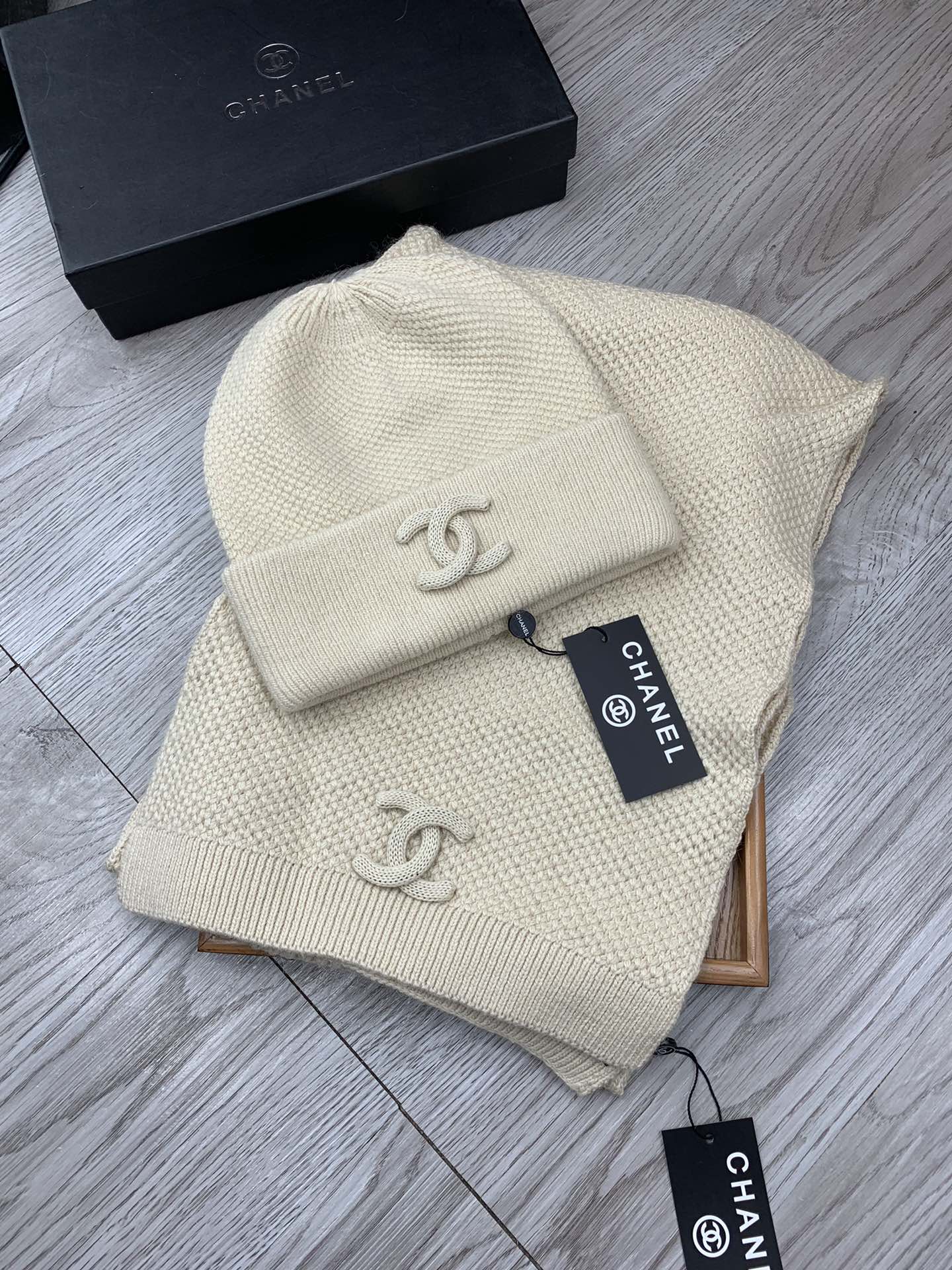 🌹。C家。【羊毛套装帽子】经典套装帽子！帽子➕围巾！70%羊毛➕30%兔毛。暖暖哒超级舒服～冬日小姐姐减