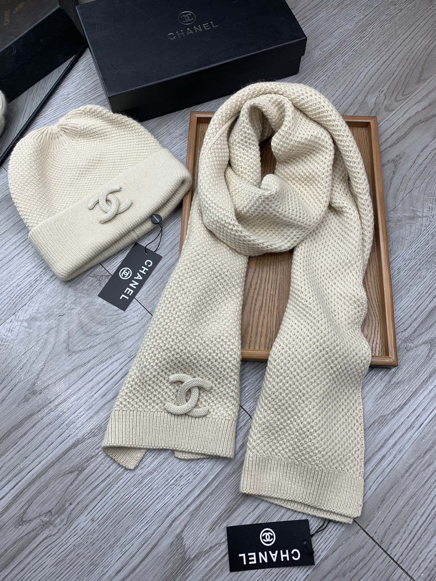 🌹。C家。【羊毛套装帽子】经典套装帽子！帽子➕围巾！70%羊毛➕30%兔毛。暖暖哒超级舒服～冬日小姐姐减