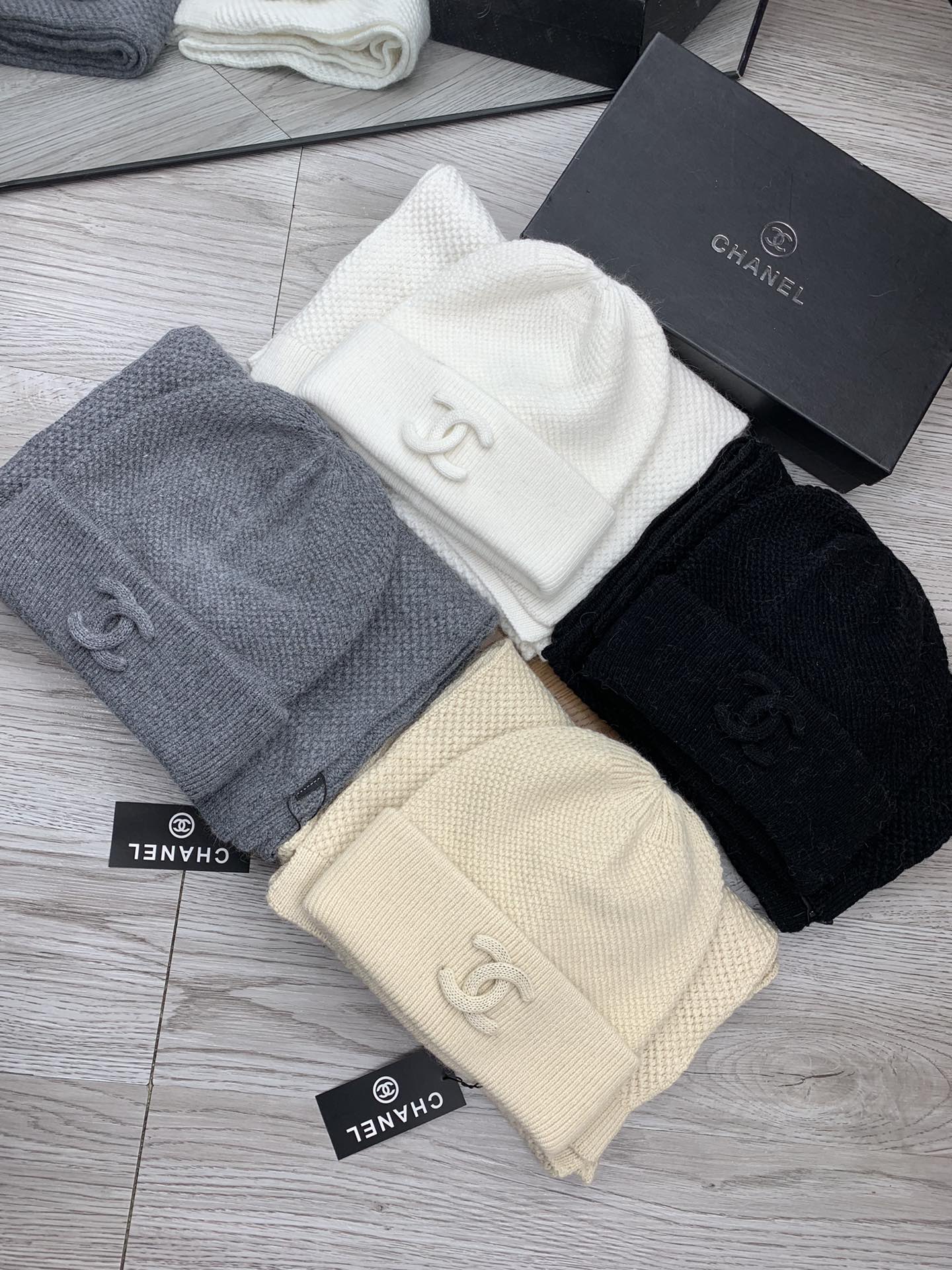🌹。C家。【羊毛套装帽子】经典套装帽子！帽子➕围巾！70%羊毛➕30%兔毛。暖暖哒超级舒服～冬日小姐姐减