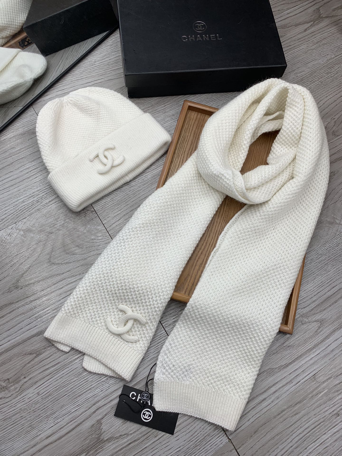 🌹。C家。【羊毛套装帽子】经典套装帽子！帽子➕围巾！暖暖哒超级舒服～冬日小姐姐减龄神器哦～这个冬天你就差