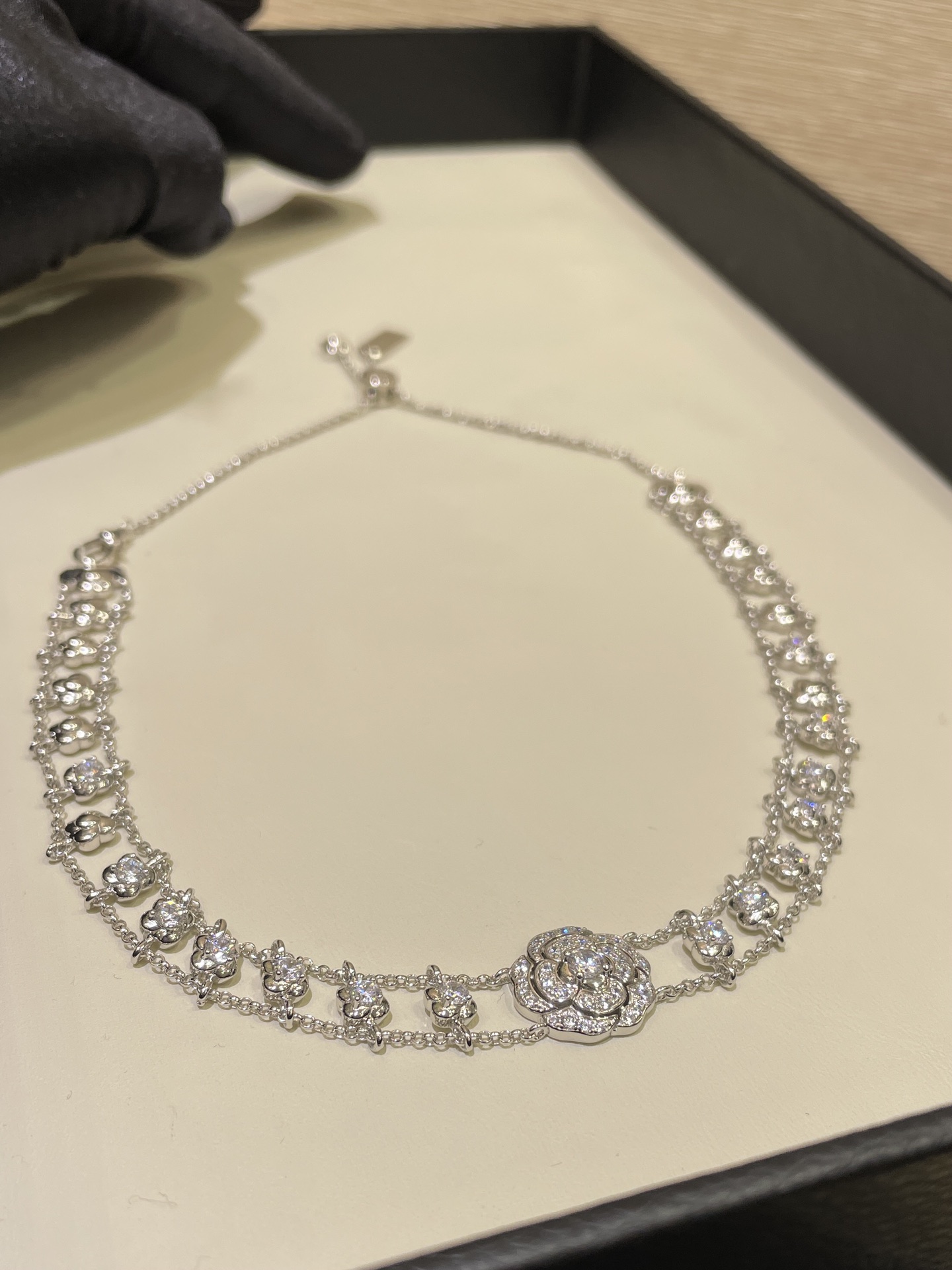 NO:633998,88420, ready for delivery in seconds. High-end jewelry series. New camellia choker diamond necklace. Three-dimensional carved petals are lifelike and fairy-like. A style that can be used for daily life or attending banquets. High-end jewelry is a must-have when it comes to visual sense and understanding. The beauty of the texture is visible to the naked eye. Materials and jewelry craftsmanship. Pure silver inlay + top-grade zircon, necklace, pure silver, Cartier high-end jewelry.1986090988420,现货秒发 高级珠宝系列 新款山茶花choker 钻石项链 立体雕刻花瓣栩栩如生仙气飘飘 日常or 出席宴会都可以胜任的款式 高定珠宝即视感懂货白富美必入起来 细节非常精致 肉眼可见的质感美感 材质珠宝工艺 纯银镶嵌+顶级锆石,,necklace,pure silver,卡迪亚高端饰品,Jewelry