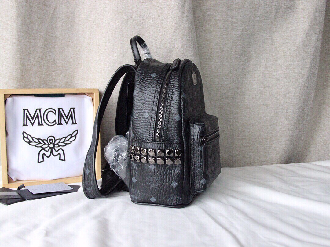 MCM MCM STARK系列侧钉双肩包 迷你号 采用我们标志性的 Visetos涂层帆布制成
