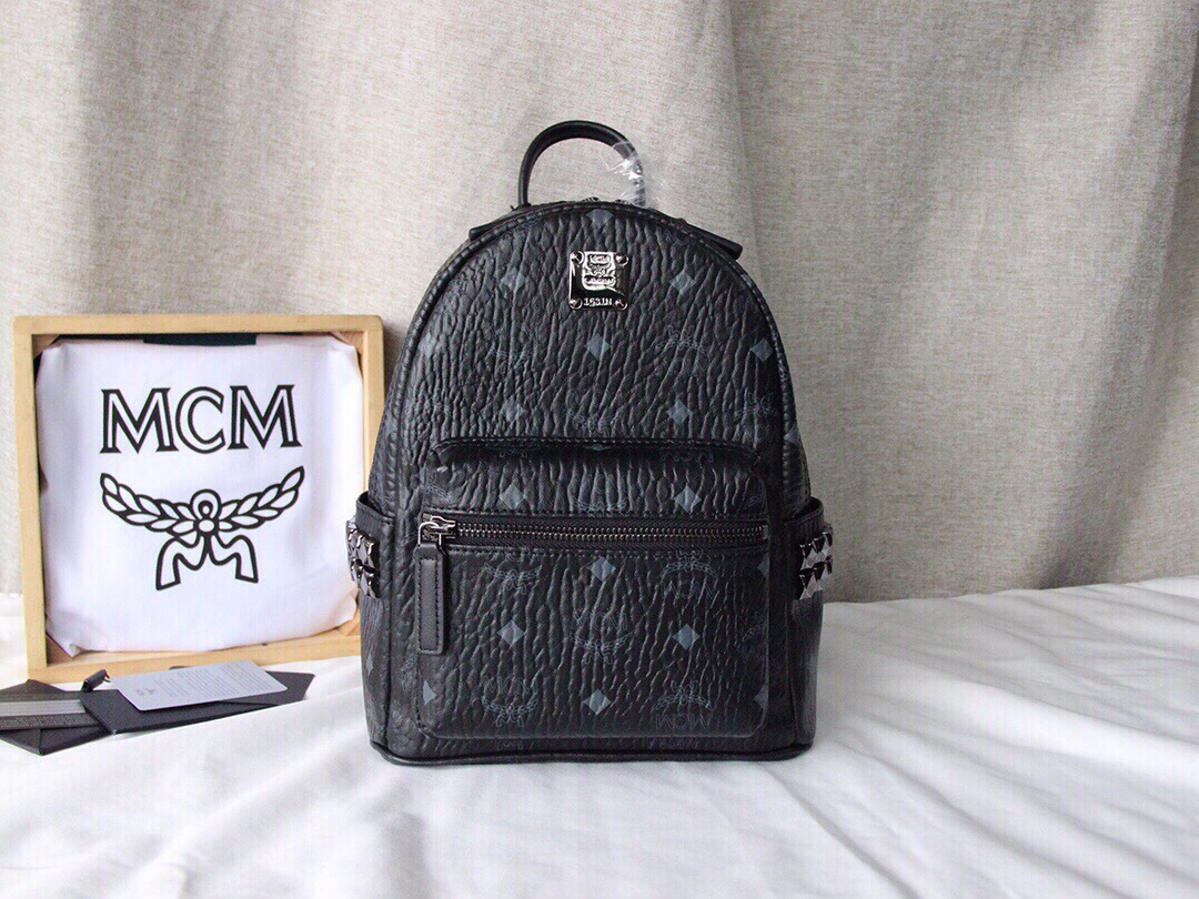 MCM MCM STARK系列侧钉双肩包 迷你号 采用我们标志性的 Visetos涂层帆布制成