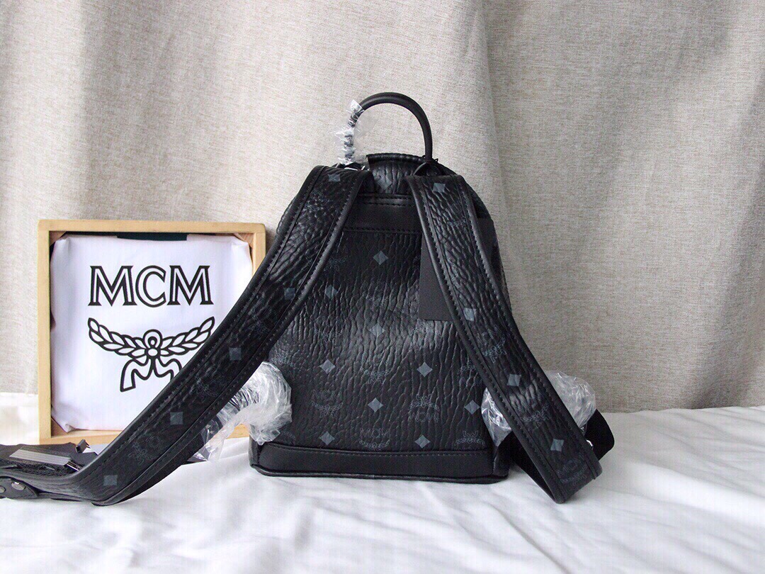 MCM MCM STARK系列侧钉双肩包 迷你号 采用我们标志性的 Visetos涂层帆布制成