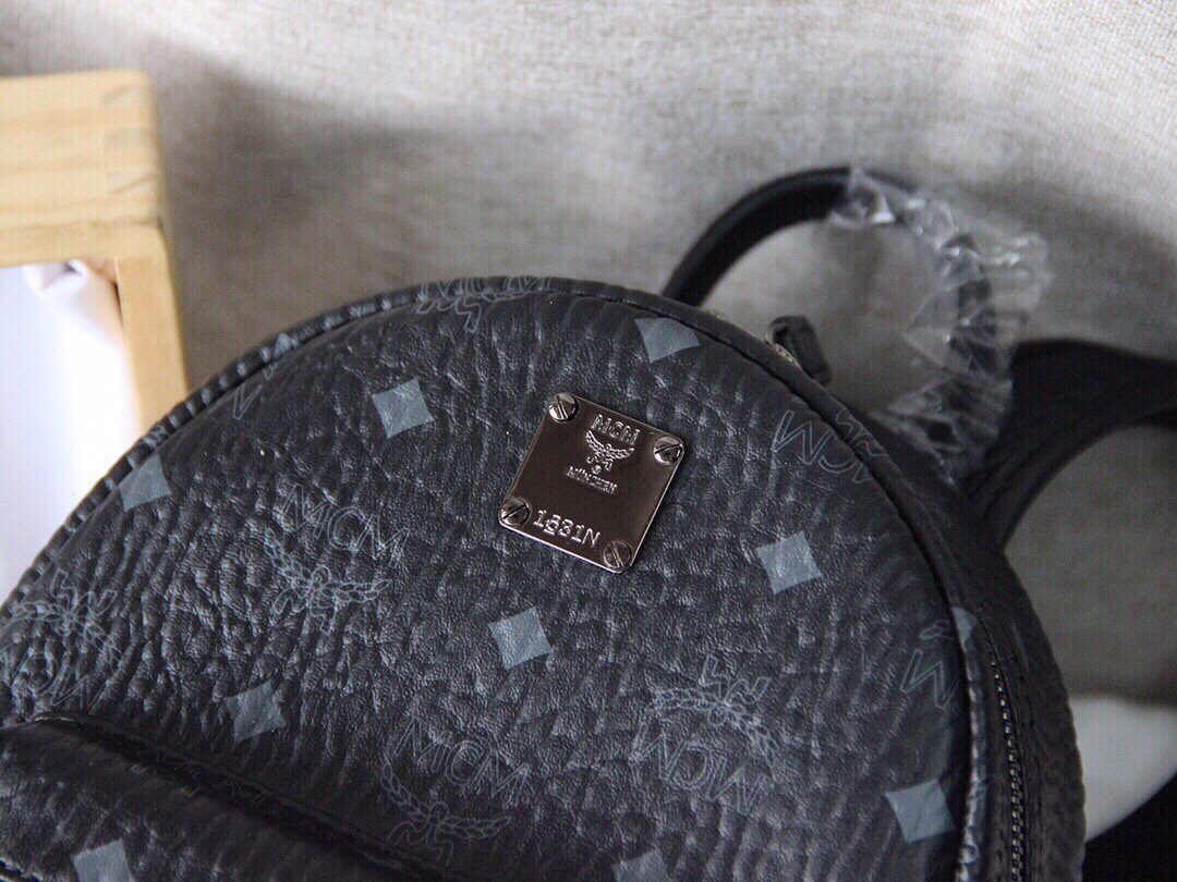 MCM MCM STARK系列侧钉双肩包 迷你号 采用我们标志性的 Visetos涂层帆布制成