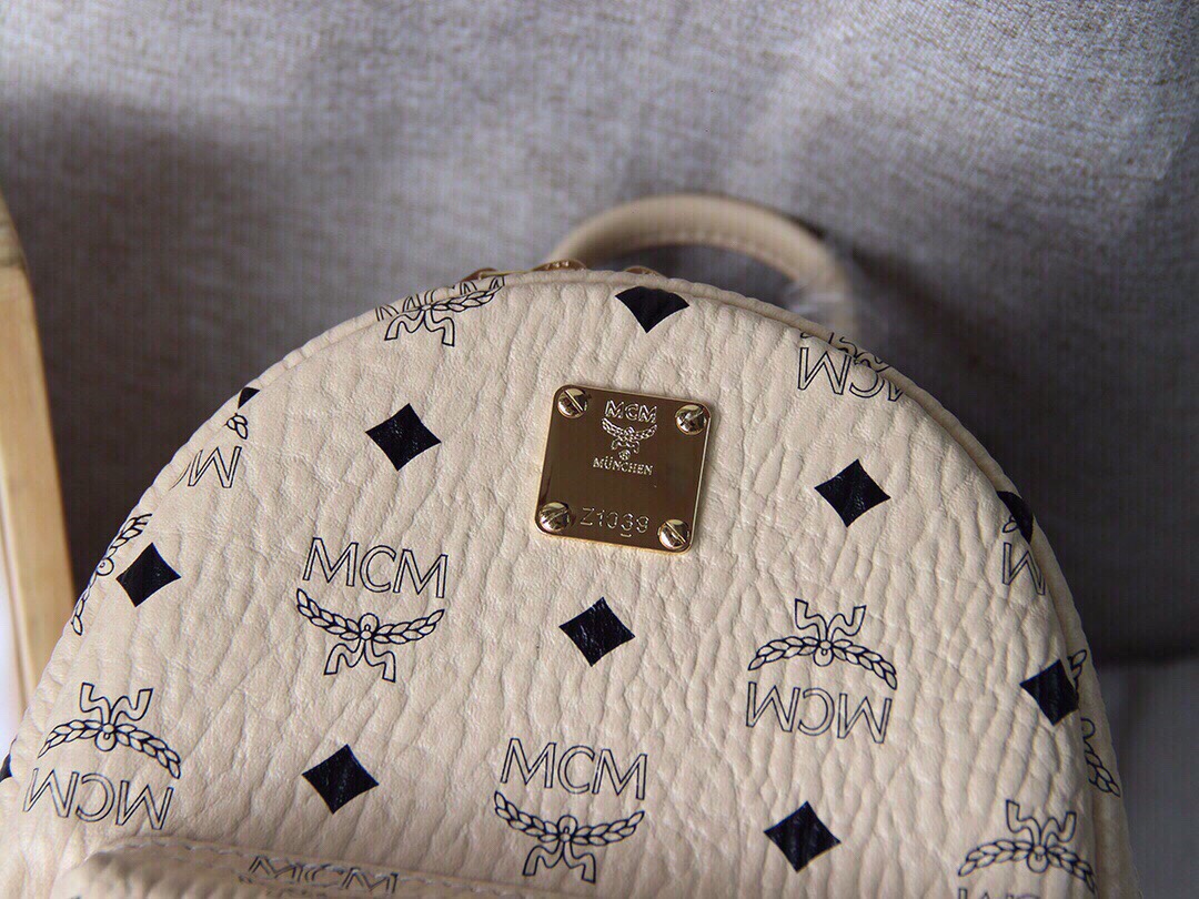 MCM MCM STARK系列侧钉双肩包 迷你号 采用我们标志性的 Visetos涂层帆布制成
