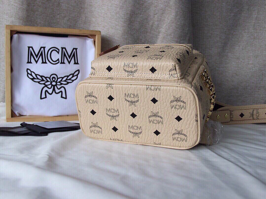 MCM MCM STARK系列侧钉双肩包 迷你号 采用我们标志性的 Visetos涂层帆布制成