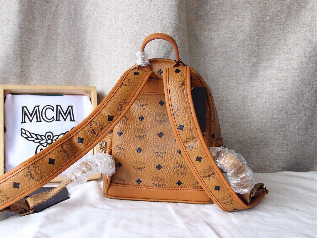 MCM MCM STARK系列侧钉双肩包 迷你号 采用我们标志性的 Visetos涂层帆布制成