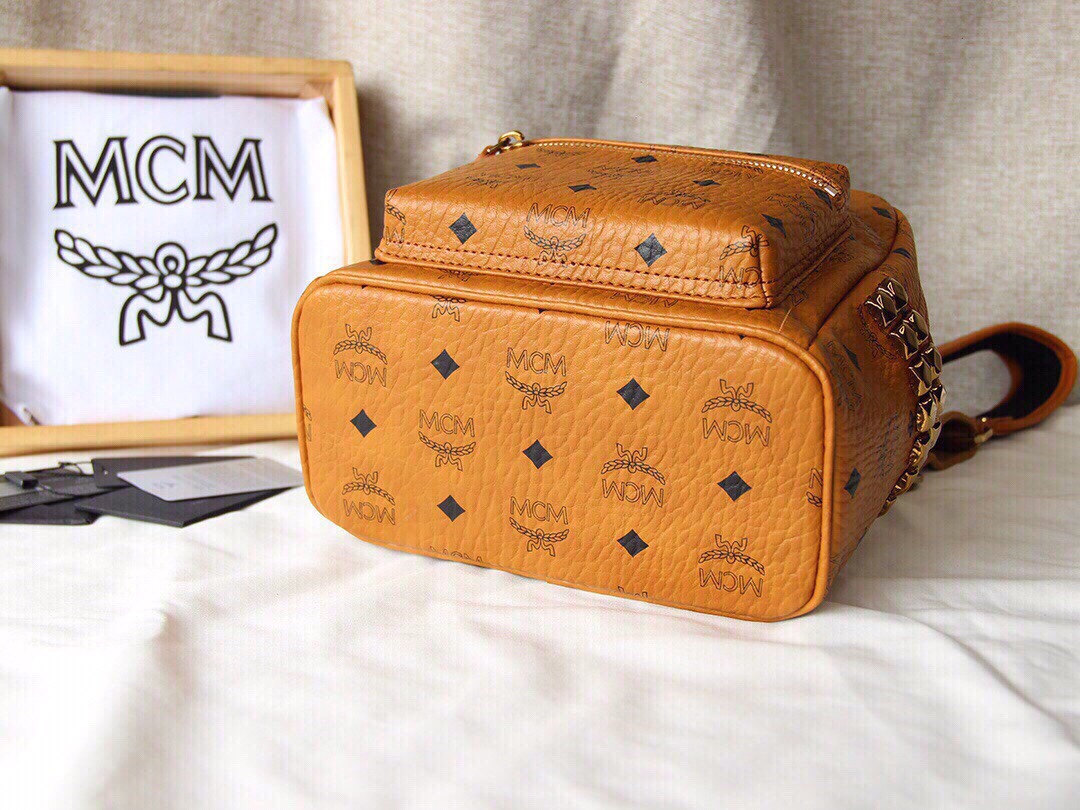 MCM MCM STARK系列侧钉双肩包 迷你号 采用我们标志性的 Visetos涂层帆布制成