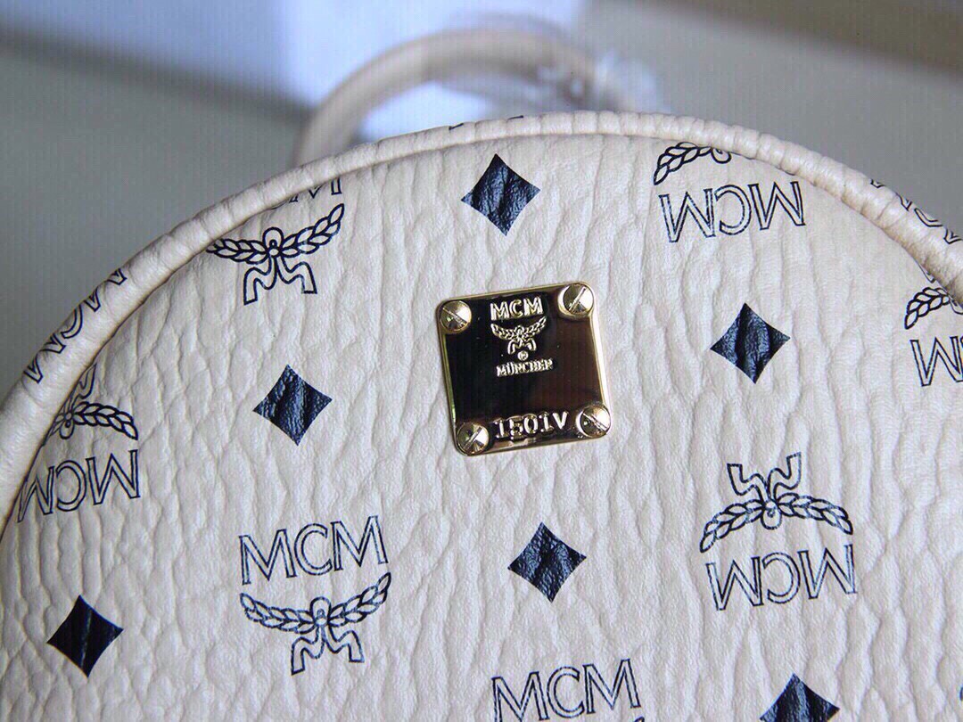 MCM MCM STARK系列侧钉双肩包 小号 采用我们标志性的 Visetos涂层帆布制成