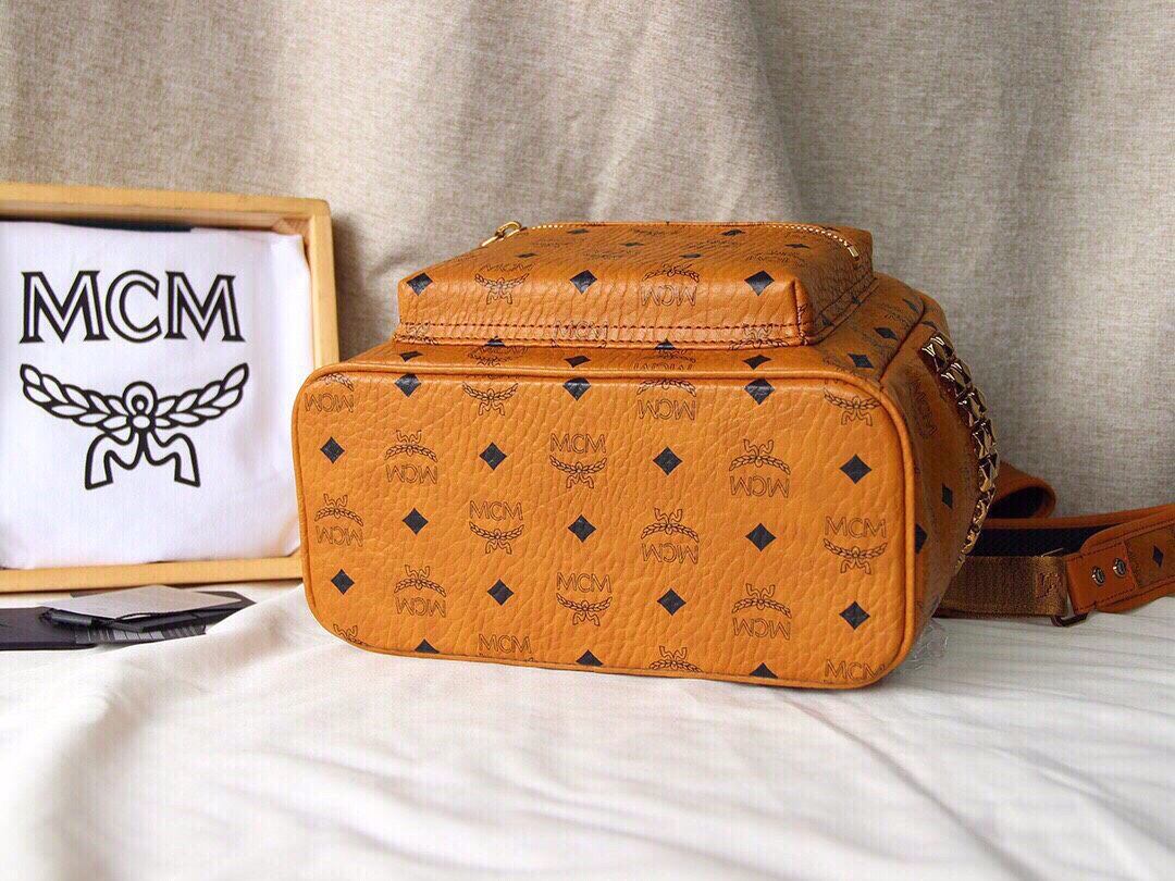 MCM MCM STARK系列侧钉双肩包 小号 采用我们标志性的 Visetos涂层帆布制成