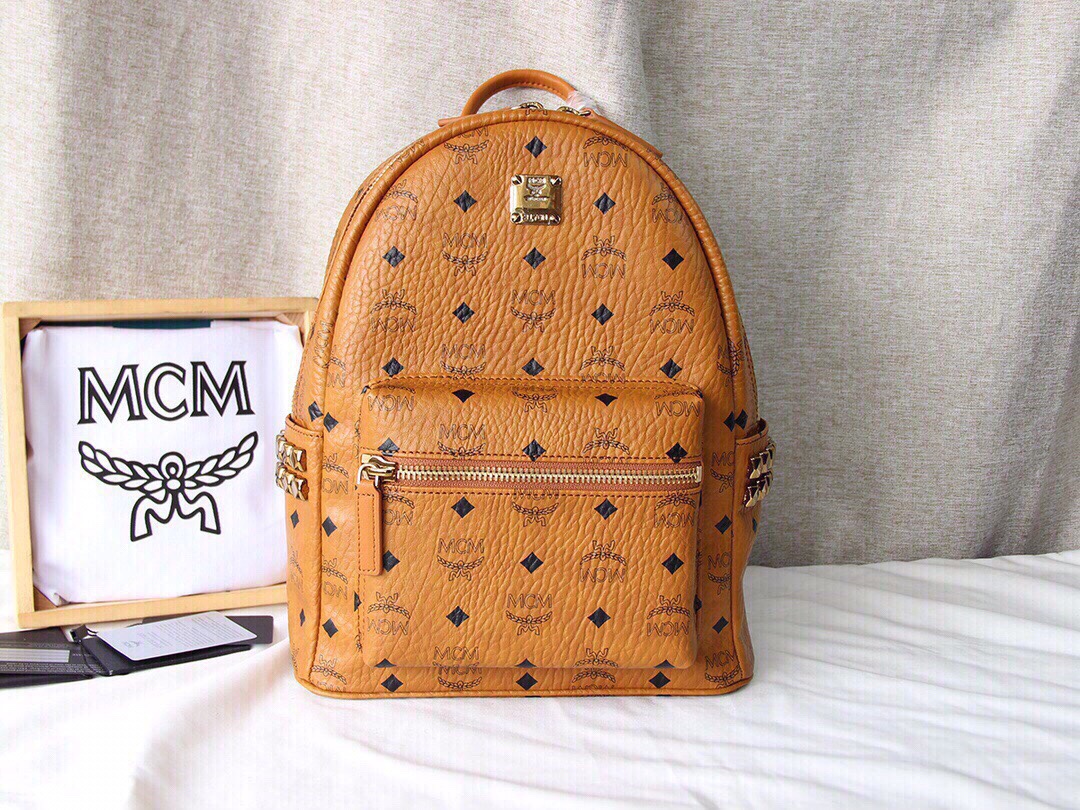 MCM MCM STARK系列侧钉双肩包 小号 采用我们标志性的 Visetos涂层帆布制成