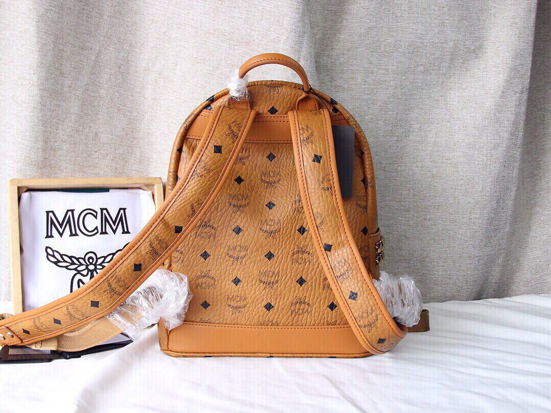 MCM MCM STARK系列侧钉双肩包 小号 采用我们标志性的 Visetos涂层帆布制成