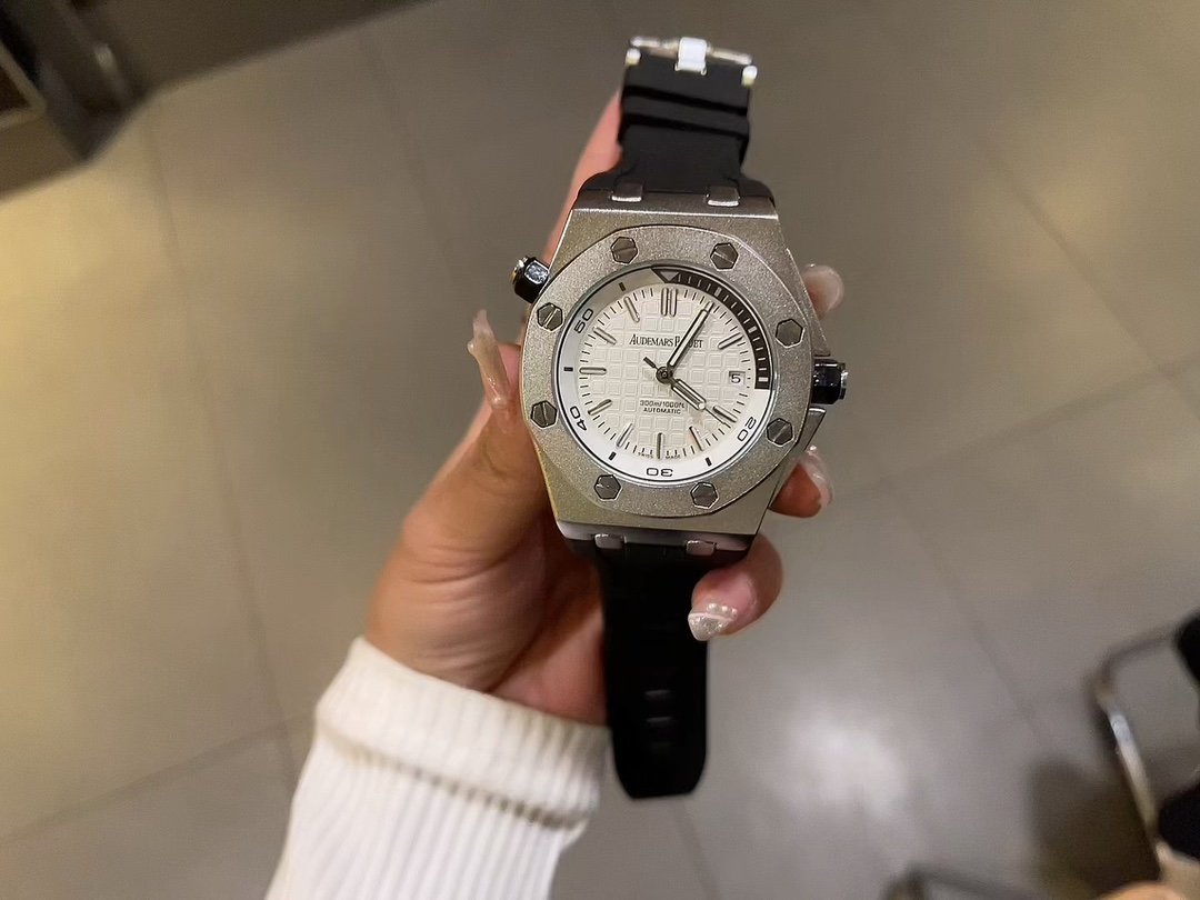 שעון יד מכני לגבר Audemars Piguet Royal Oak Offshore 15710ST עם רצועת גומי