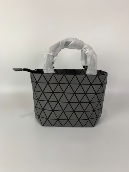 Issey Miyake حقيبة صغيرة كريستالية كتف واحد وحقيبة كروسبودي - رمادي داكن 1 Issey Miyake حقيبة صغيرة كريستالية كتف واحد وحقيبة كروسبودي - رمادي داكن