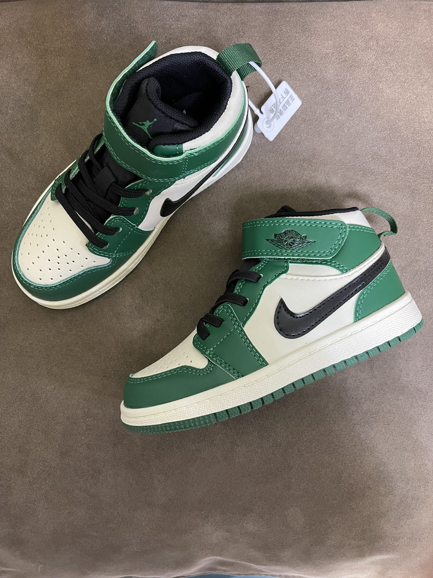 “New Sir Jordan 1 Magic Sticker: Hot Internet Trend in Various Sizes” - 图片 8