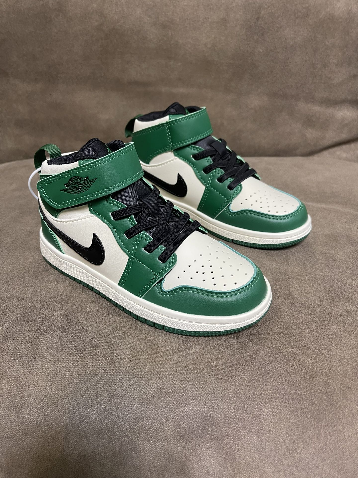 “New Sir Jordan 1 Magic Sticker: Hot Internet Trend in Various Sizes” - 图片 3