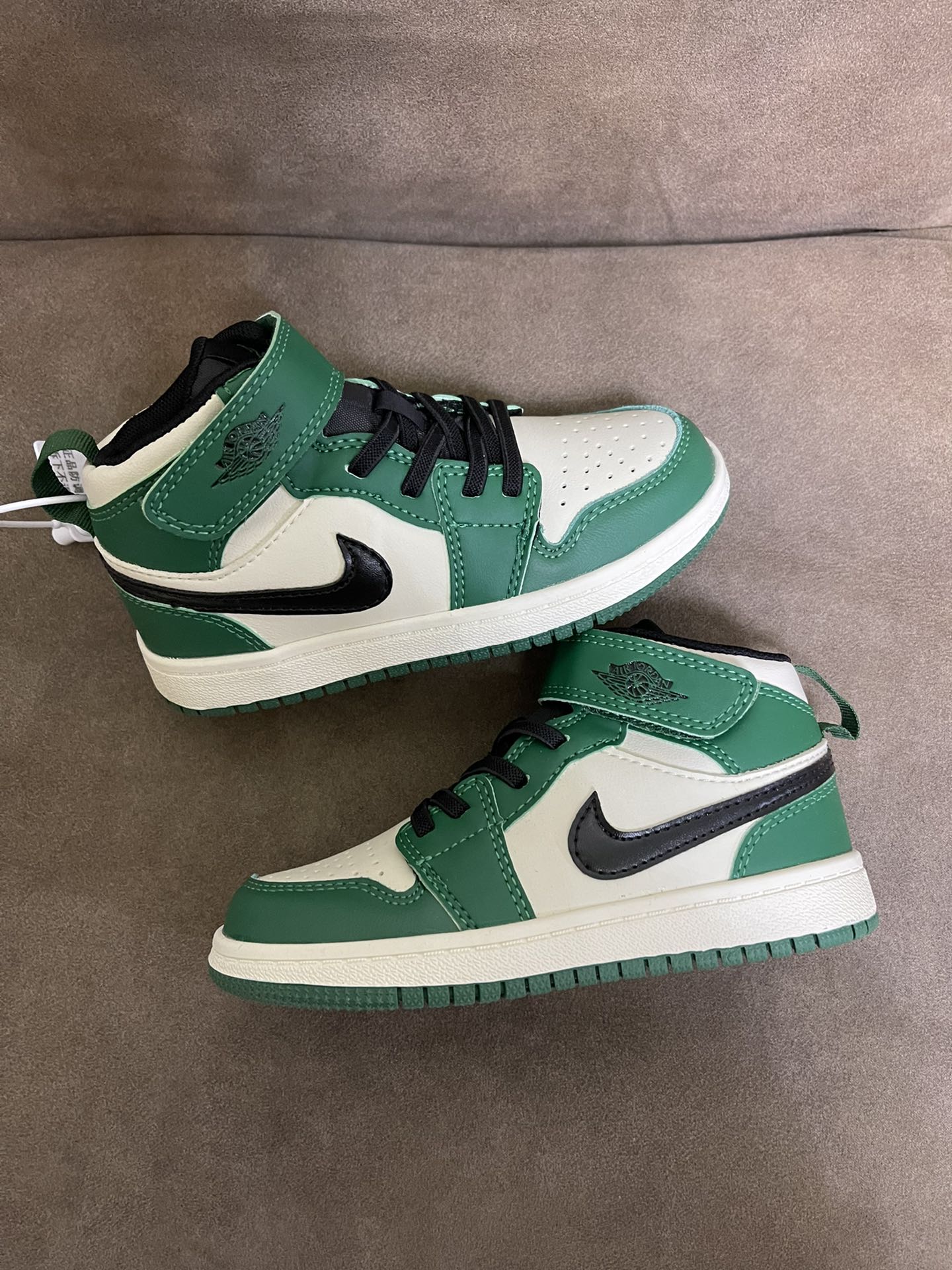 “New Sir Jordan 1 Magic Sticker: Hot Internet Trend in Various Sizes” - 图片 7