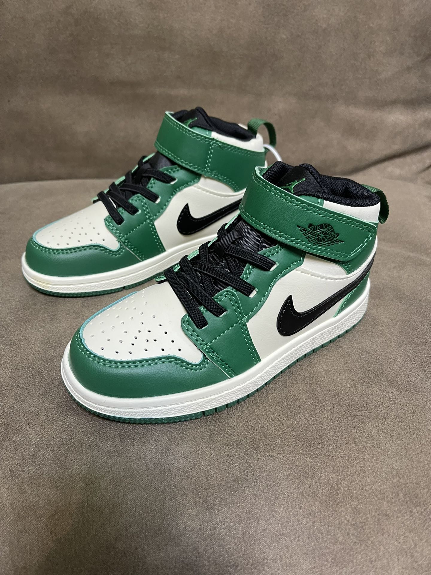 “New Sir Jordan 1 Magic Sticker: Hot Internet Trend in Various Sizes” - 图片 2