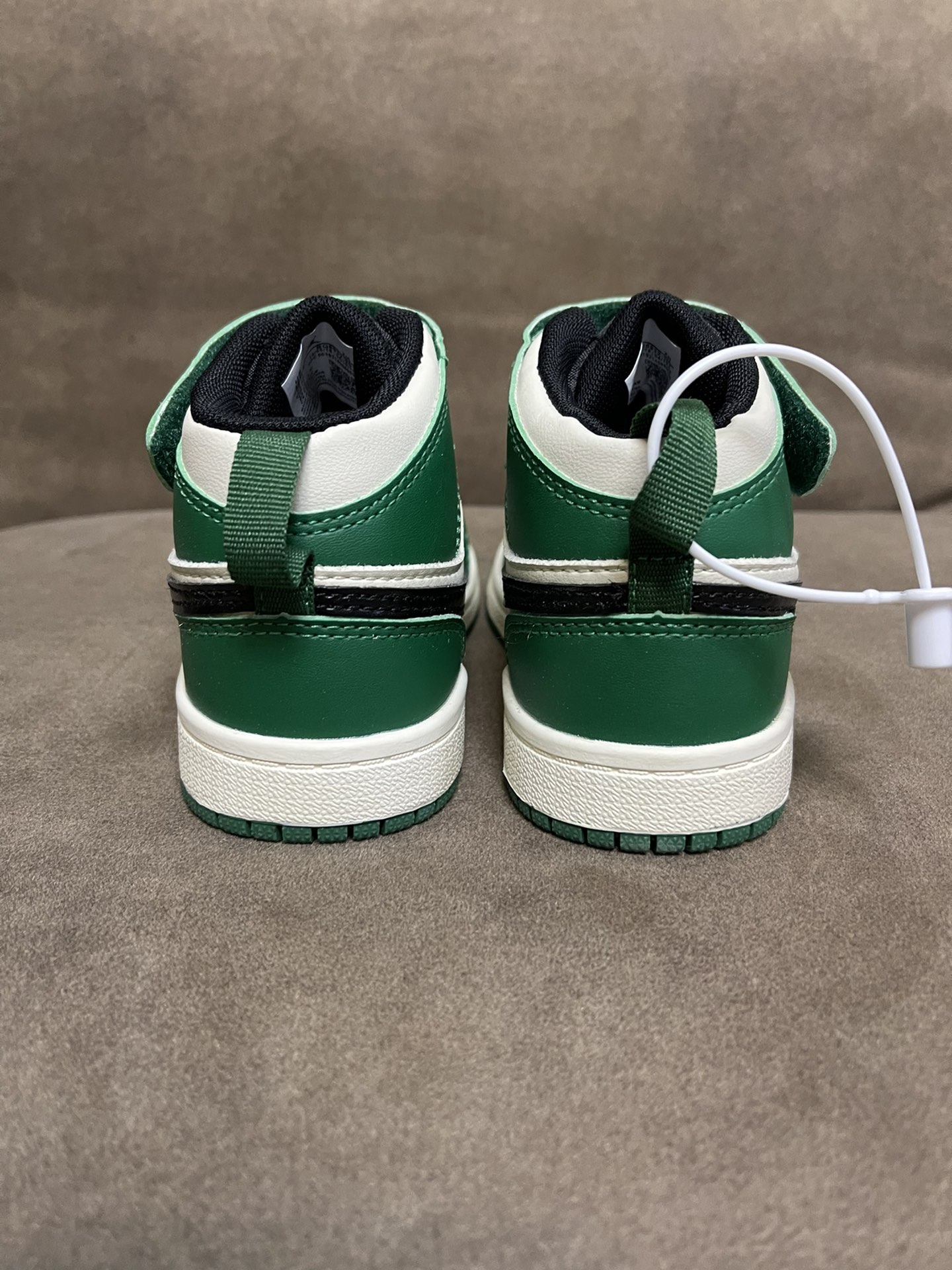 “New Sir Jordan 1 Magic Sticker: Hot Internet Trend in Various Sizes” - 图片 5