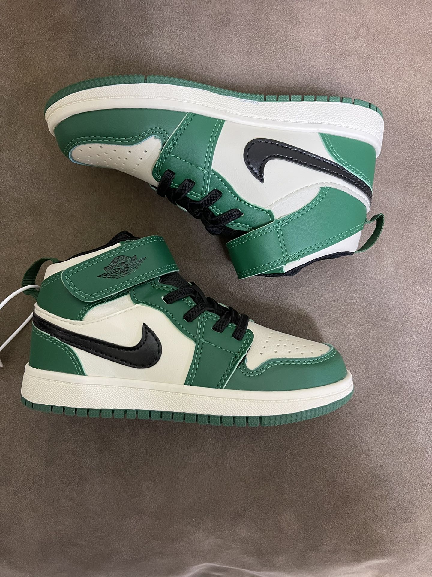 “New Sir Jordan 1 Magic Sticker: Hot Internet Trend in Various Sizes” - 图片 9