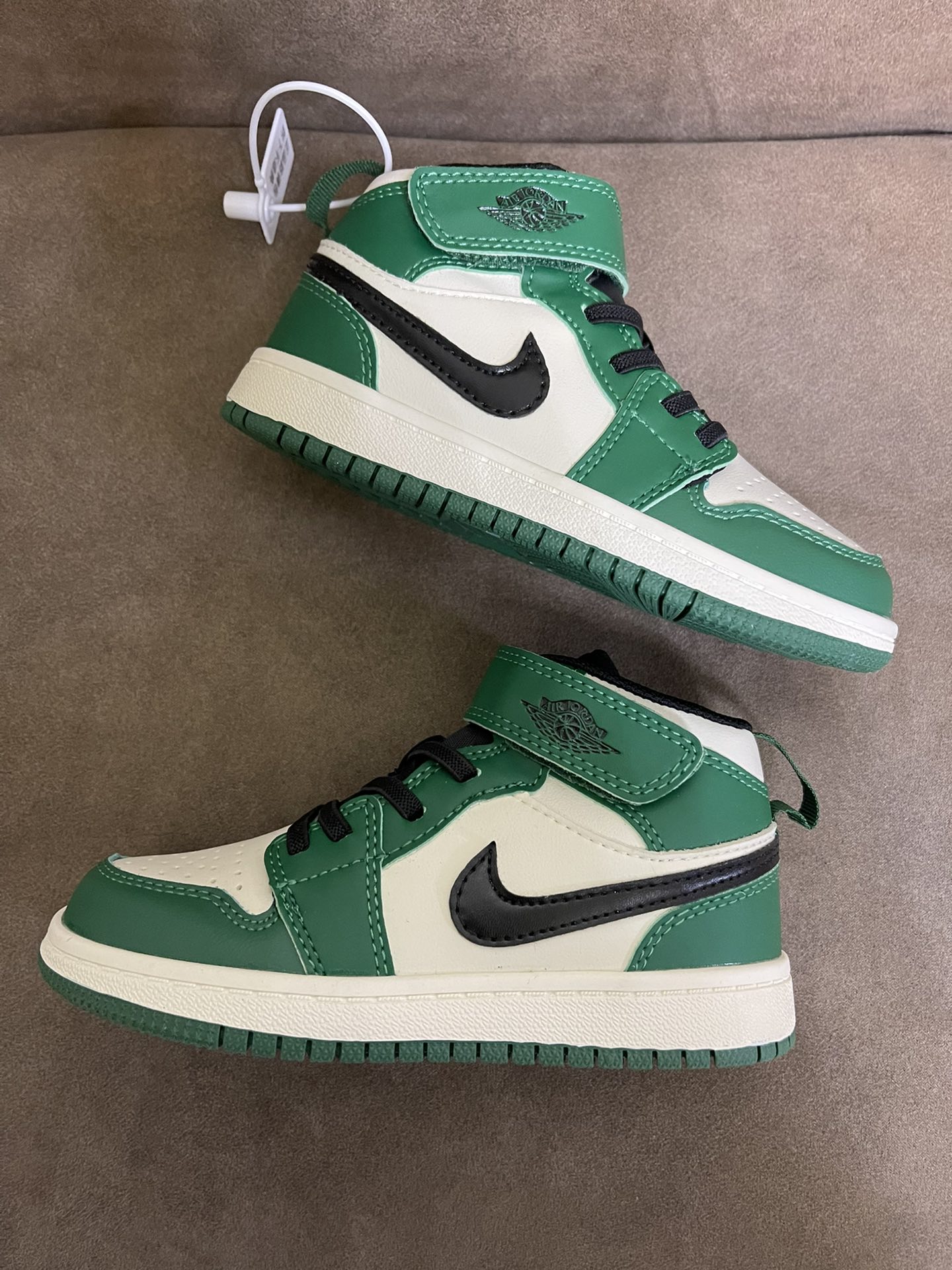 “New Sir Jordan 1 Magic Sticker: Hot Internet Trend in Various Sizes” - 图片 6