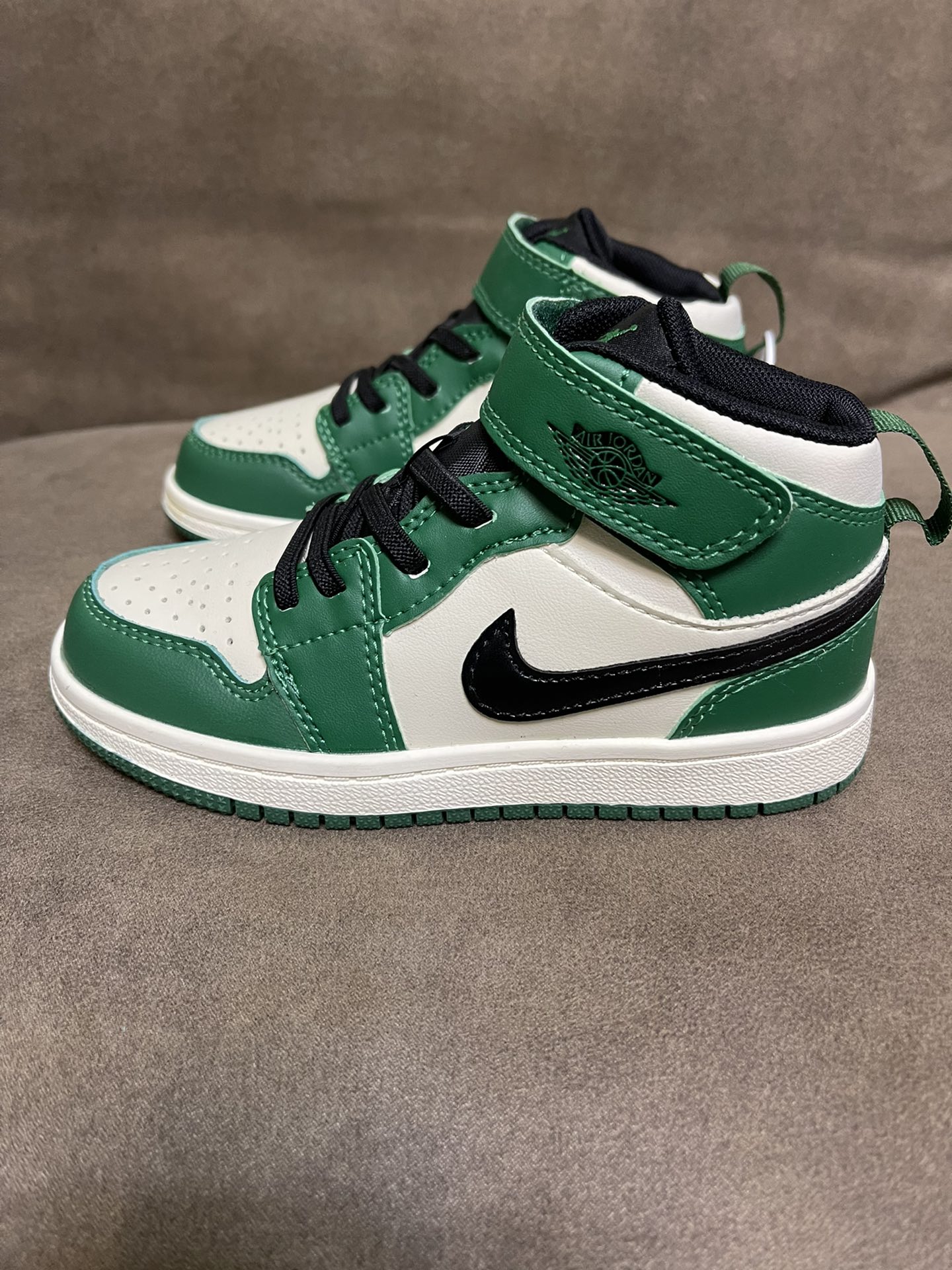 “New Sir Jordan 1 Magic Sticker: Hot Internet Trend in Various Sizes”