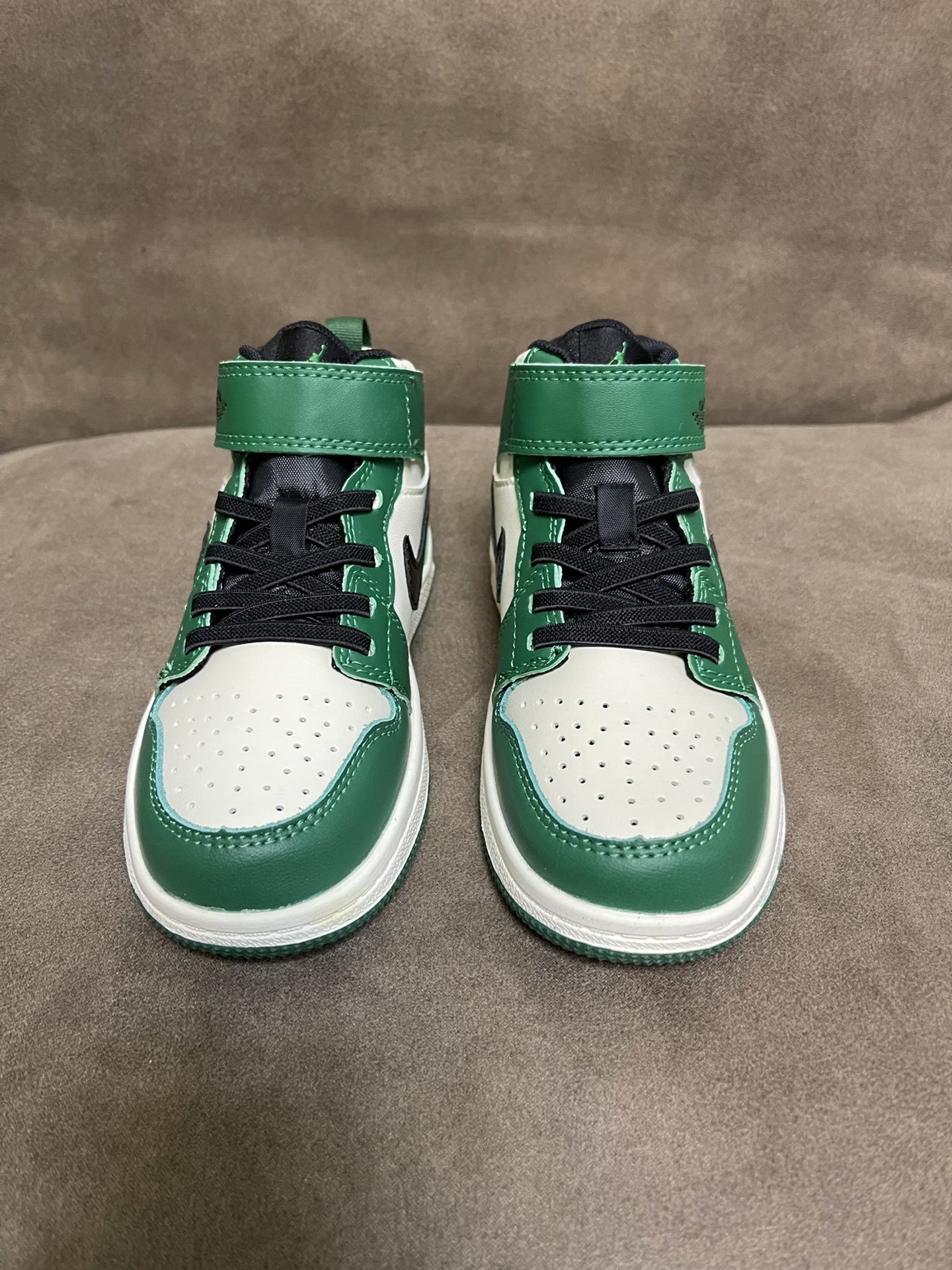 “New Sir Jordan 1 Magic Sticker: Hot Internet Trend in Various Sizes” - 图片 4