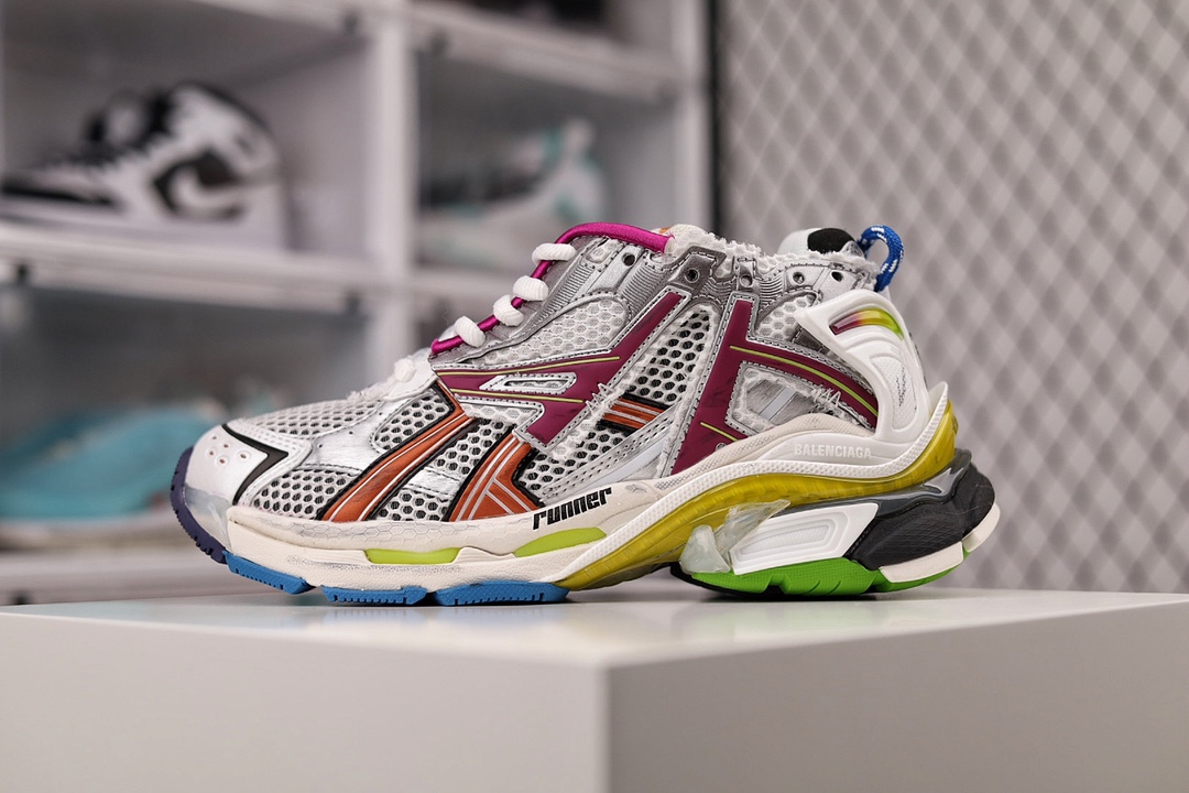 纯原版本 巴黎世家 七代 7.0 老爹鞋 运动鞋 复古做旧老爹鞋 Balenciaga -Runner 巴黎世家 官方发售 全码出货通知‼ 通过溢胶、做旧、缝线等细节，展示了设计师 Demna 的运动鞋风格，用一双「旧鞋」传递复古感，后侧板、翘起的鞋头，则展示了 Demna 在结构上的未来构想；原装大盒从里到外一切百分百还原官方配置 顶级专供碾压一切版本