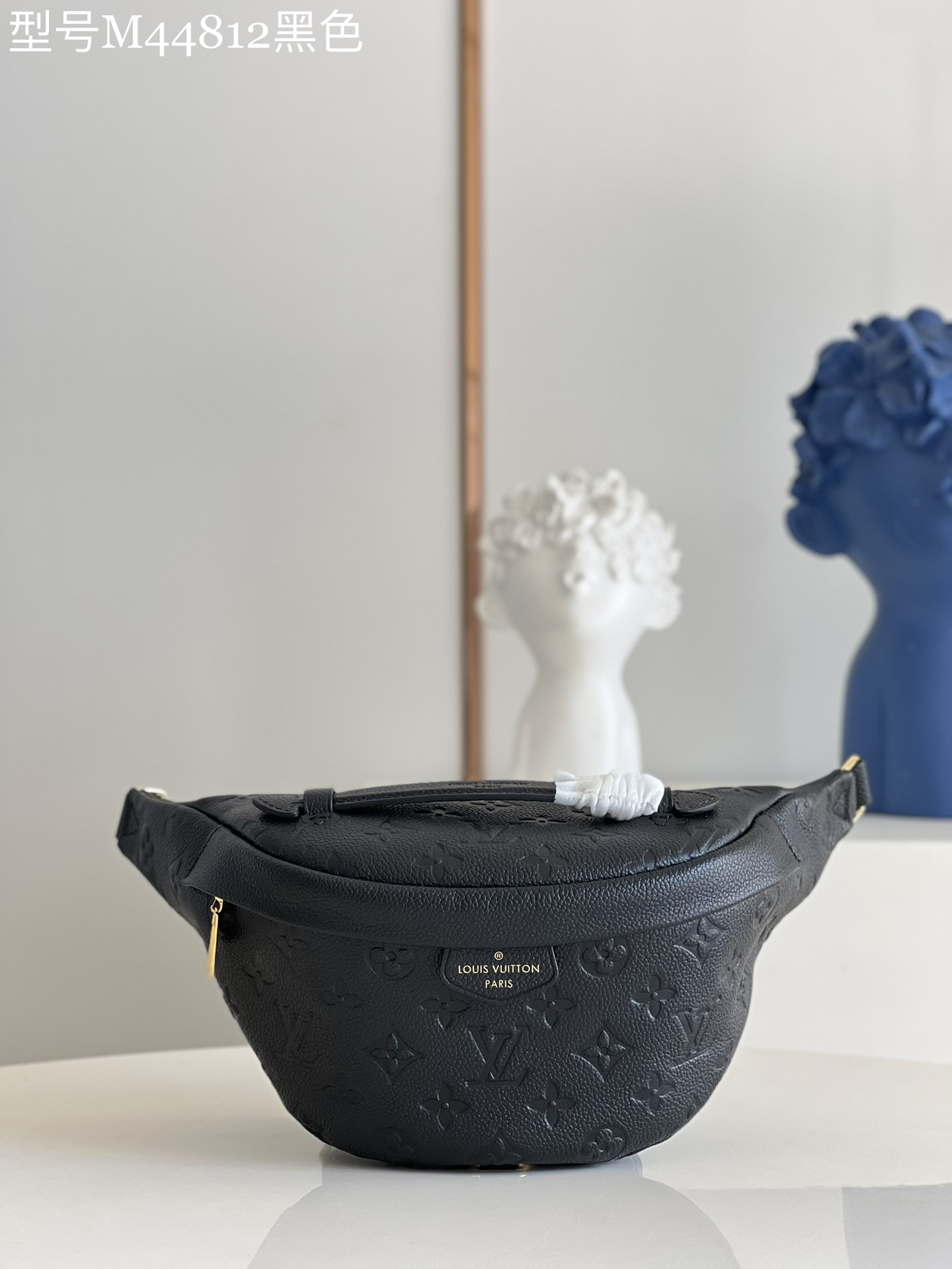NO:398214,【Exclusive real photo of M44812 black full leather】M43644 Louis Vuitton launches a small version of the classic Bumbag waist bag. Soft Monogram Empreinte leather emerges Monogram embossed pattern, top handle and adjustable shoulder straps provide multiple ways to carry. Detailed features 23 x 16 x 10 cm (length x height x width) Q.750,LV【original leather】,louis vuitton,louis vuitton19860909【独家实拍M44812黑色全皮】M43644 路易威登推出经典 Bumbag 腰包的小号版本.柔软的 Monogram Empreinte 皮革浮现 Monogram 压纹图案,顶部手柄和可调节肩带提供多种背携方式. 详细特征23 x 16 x 10 厘米 (长度 x 高 x 宽) Q.750,LV【原厂皮】,louis vuitton,louis vuitton,Bag