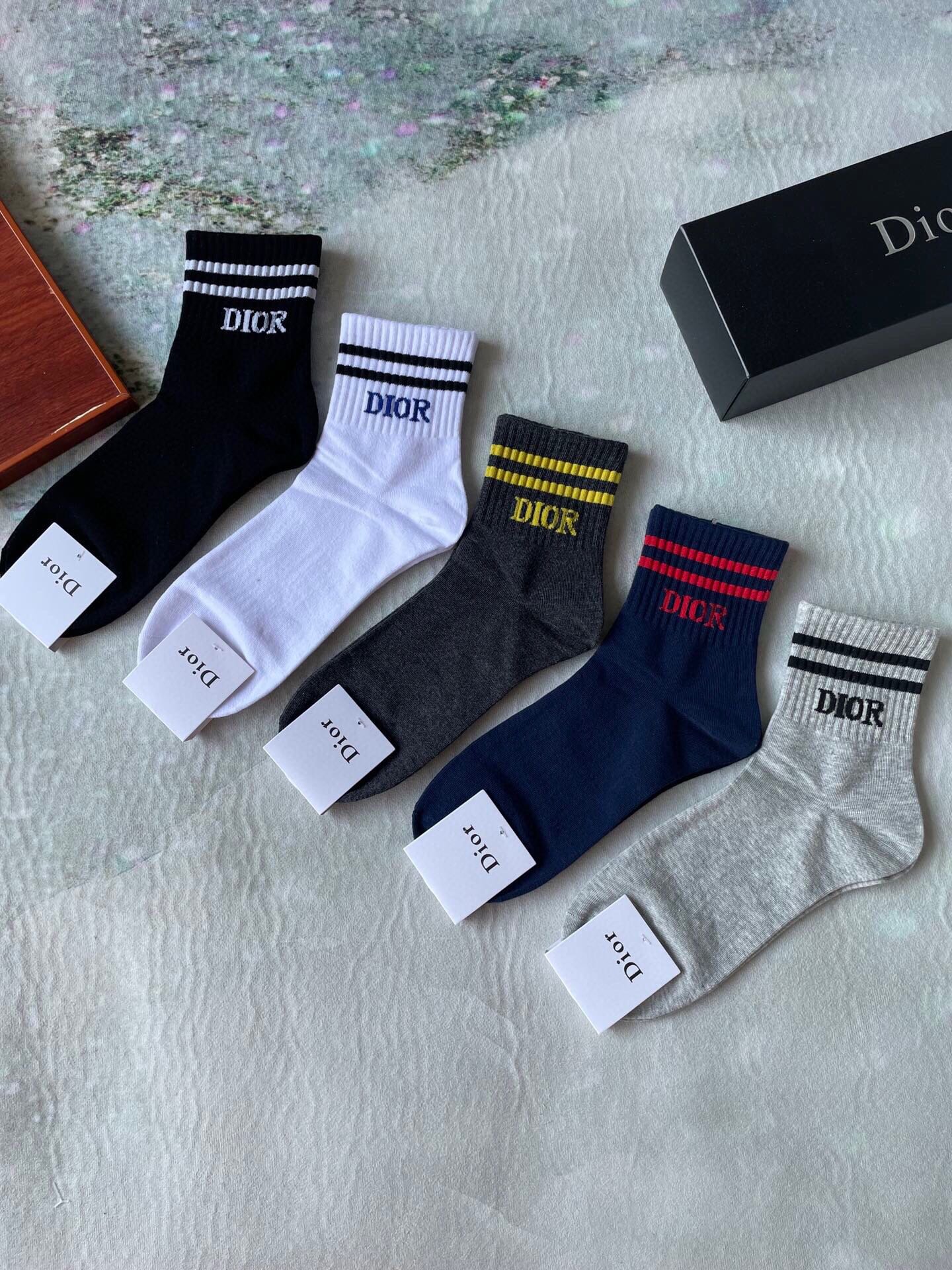 Dior迪奥D家新品短筒袜子一盒五双
