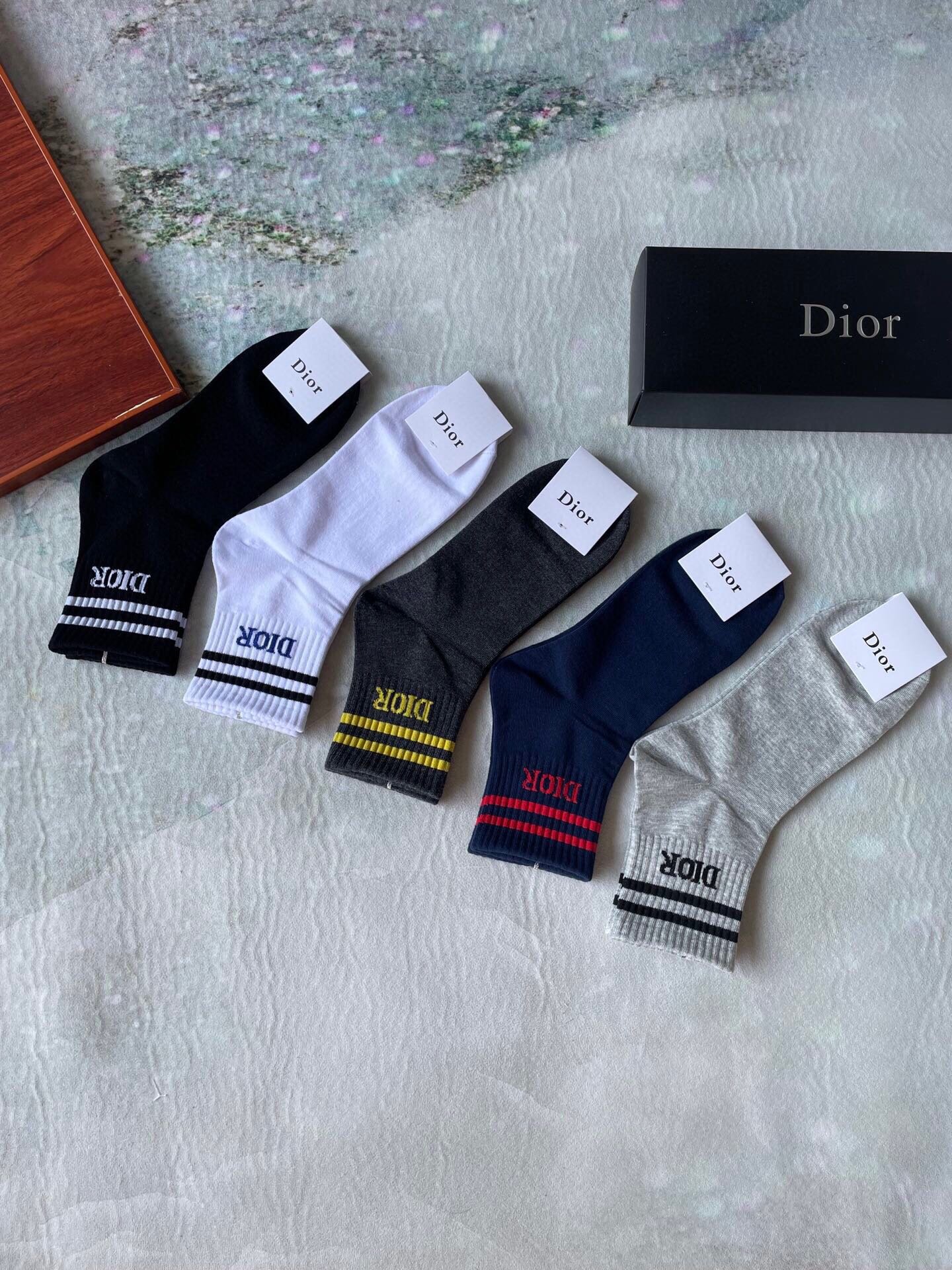 Dior迪奥D家新品短筒袜子一盒五双