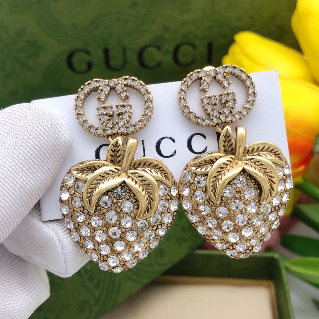 Número GED0099 Pendientes Gucci de fresa con esmalte GG🍓 La pinza tiene un acabado dorado vintage y el cuerpo principa…
