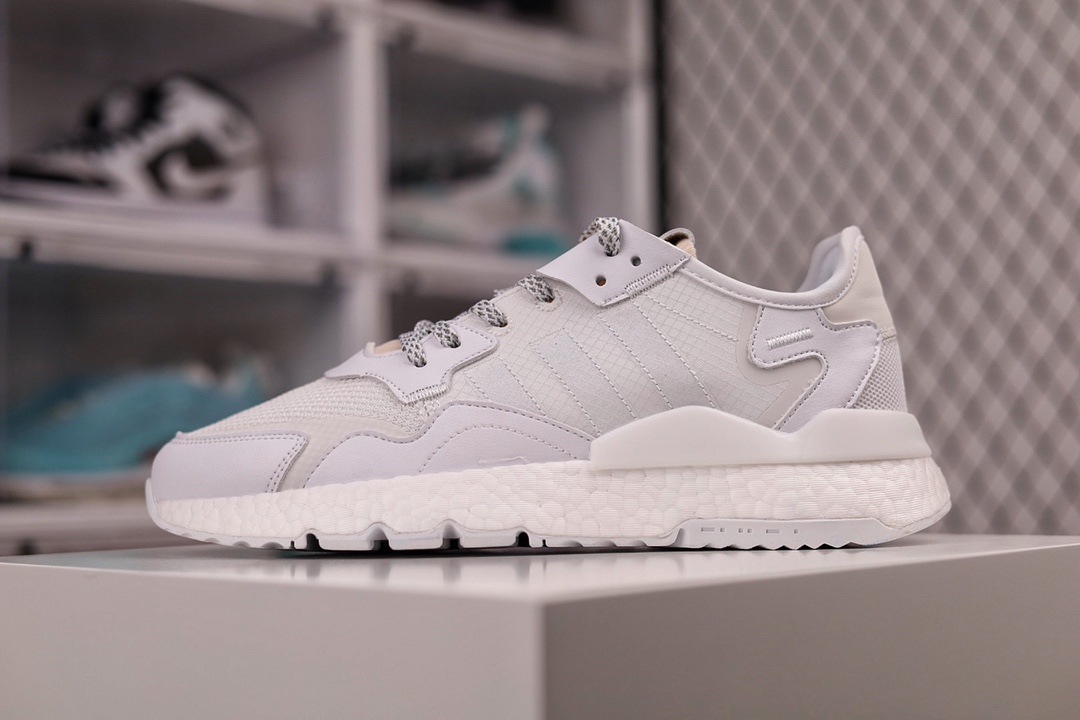 G5 阿迪达斯 Adidas Nite Jogger Boost 夜行者 复古休闲百搭运动跑鞋。原厂材料 原厂大底 家独模 网布搭配麂皮拼接打造鞋面 极具复古风格鞋头及鞋跟点缀3M反光设计极为亮眼中底采用全掌 Boost 科技，厚度相当可观，脚感极佳。