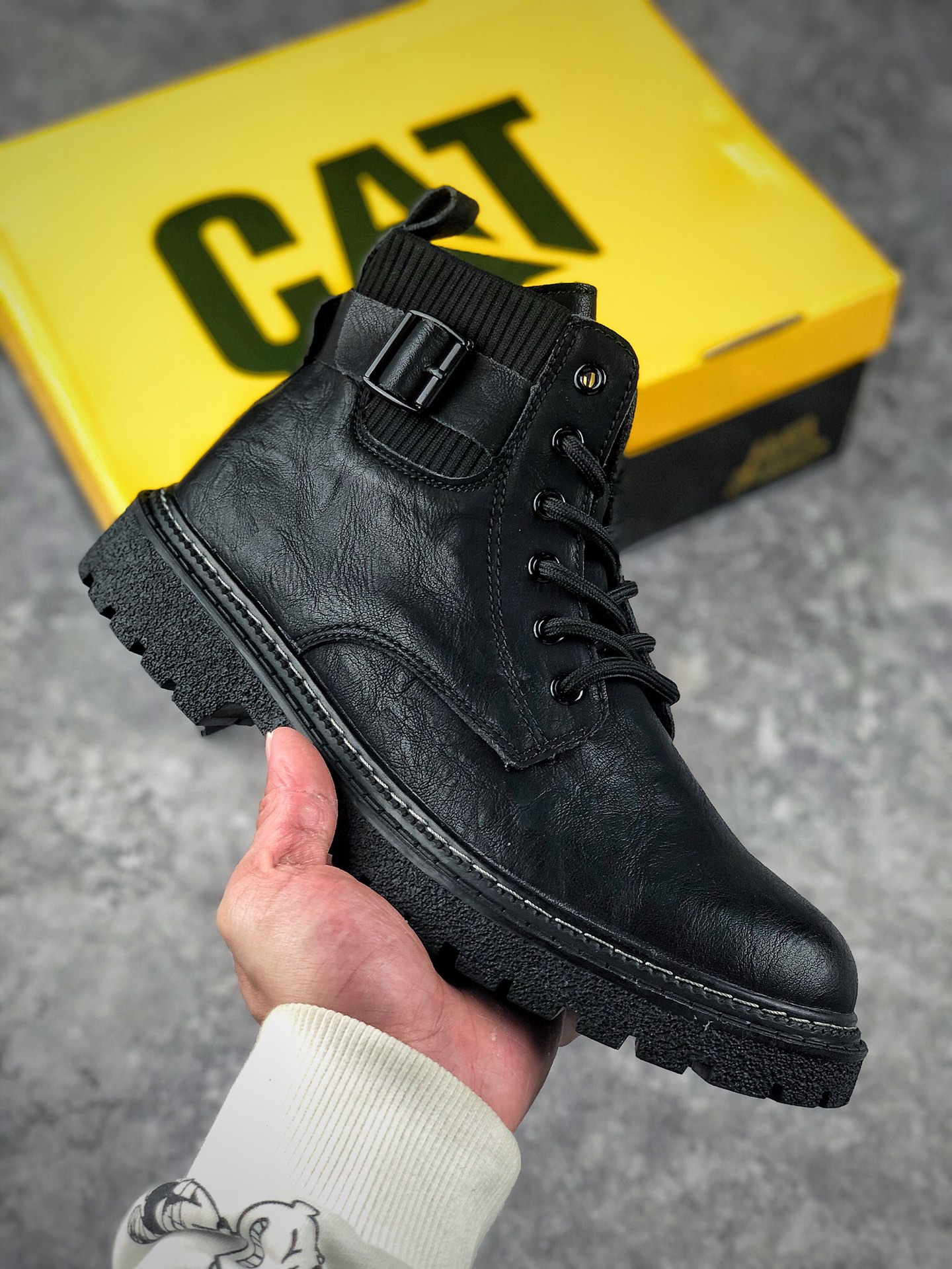 本地自取 核心放店
卡特CAT FOOTWEAR CAT 卡特工装 休闲复古潮鞋系列 21ss新款潮鞋 专治各种不帅 鞋身轻便 舒适性相当不错 #原厂代工 正单规格生产 头层小牛皮 橡胶大底 出口外贸订单 鞋子细节几乎和正品一模一样 上身随意搭配 百看不厌 尺码：38 39 40 41 42 43 44