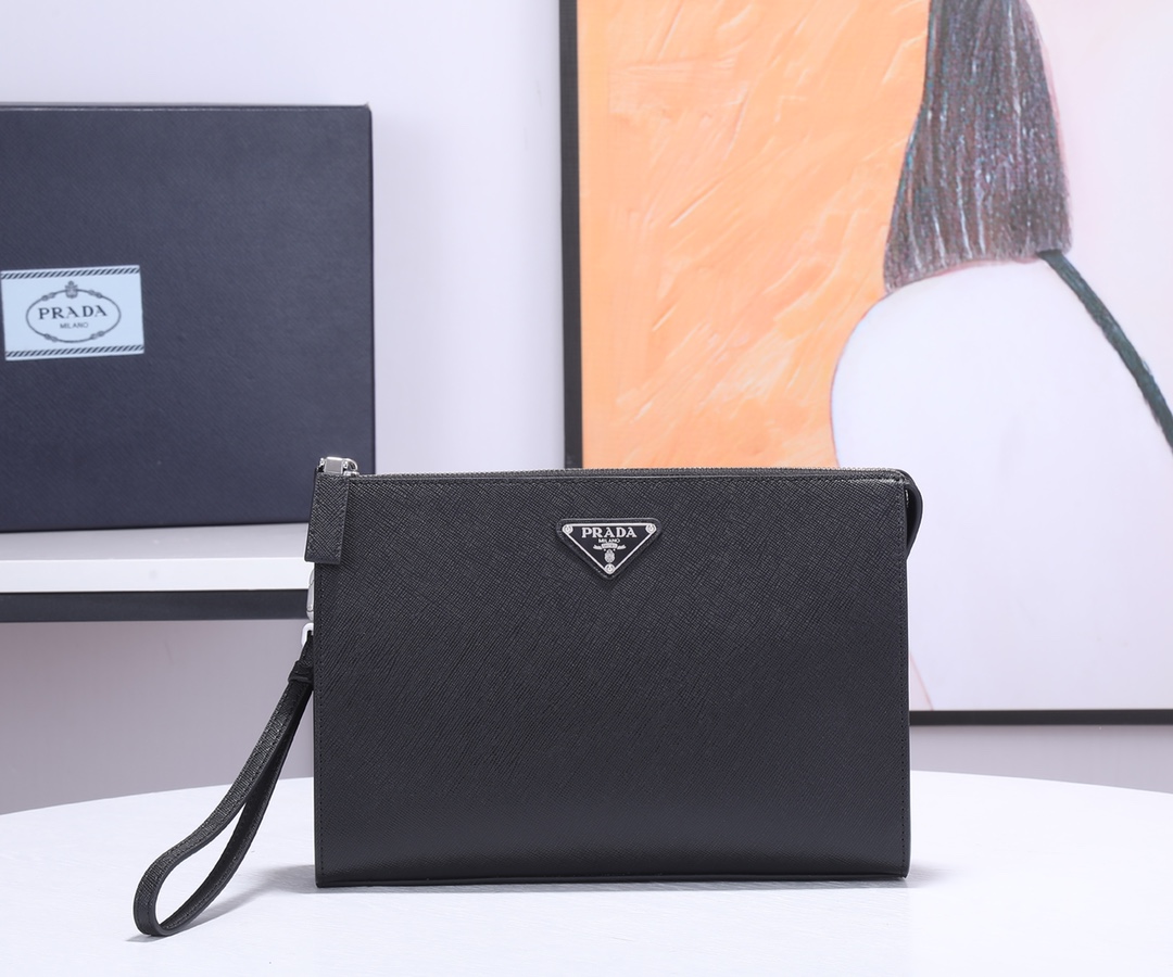 NO:880287,Batch [with original box] the latest style of PRADA men's handbag counter, official website synchronization, genuine development, model 2NE007, color blue and black/triangle mark, inner code cloth label 165 OEM code, Italian top-quality original single cross-grain cowhide texture, imported special cloth inside, imported white steel hardware accessories!  The exquisite wiring is even and neat, the edges are smooth with handmade oil, and the workmanship is exquisite. As you can see in the picture, the size is 24cm long, 18cm wide and 6.5cm wide. Prada [price based on quantity], prada, prada, cowhide19860909批【配原厂盒子】PRADA男士手包专柜最新款式,官网同步,正品开发,型号2NE007,颜色蓝色和黑色／三角唛,内码布标165代工码 意大利顶级原单十字纹牛皮质感极好,内里进口专用布 进口白钢五金配件！精湛走线均匀整齐 纯手工油边平滑,做工精湛 如图可见,尺寸长24cm高18cm宽6.5cm,普拉达【跑量价】,prada,prada,cowhide,Bag