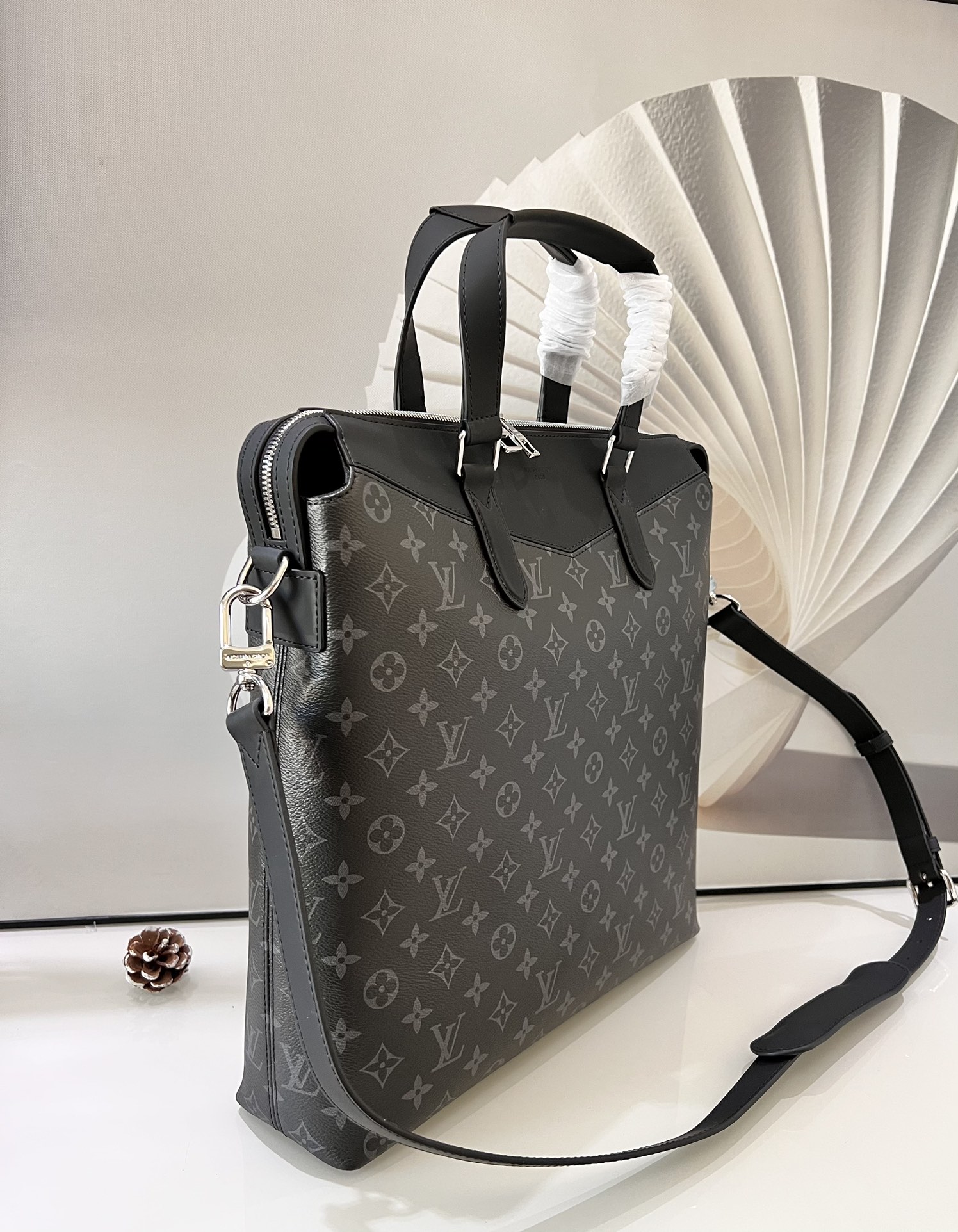 海外原单独家实拍M40567黑花公文包系列此款手提包的现代样式专为高风格品味的商务人士而设计柔软的皮革细