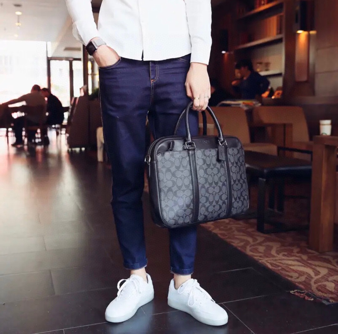 蔻驰新款男士公文包💰280 重金原版打造.活力四射的办公理想之选. 原厂五金.精致做工.顶级品质.绝对强悍. 手提斜挎配肩带.规格：39*28*6cm