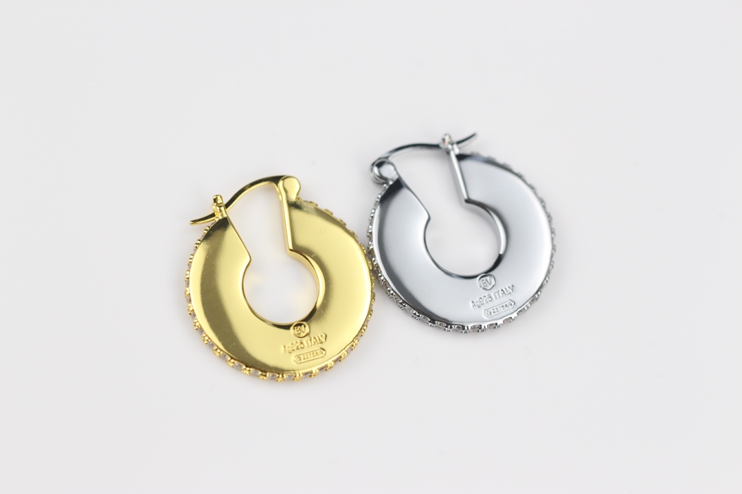 批75
bottega venenta 新款bv耳环 与众不同的设计 个性十足你对传统耳环的印象 使其魅力爆灯！