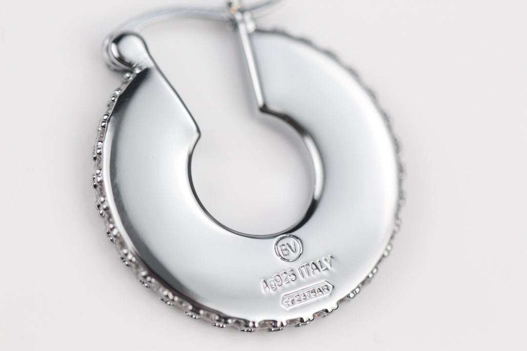 批75
bottega venenta 新款bv耳环 与众不同的设计 个性十足你对传统耳环的印象 使其魅力爆灯！