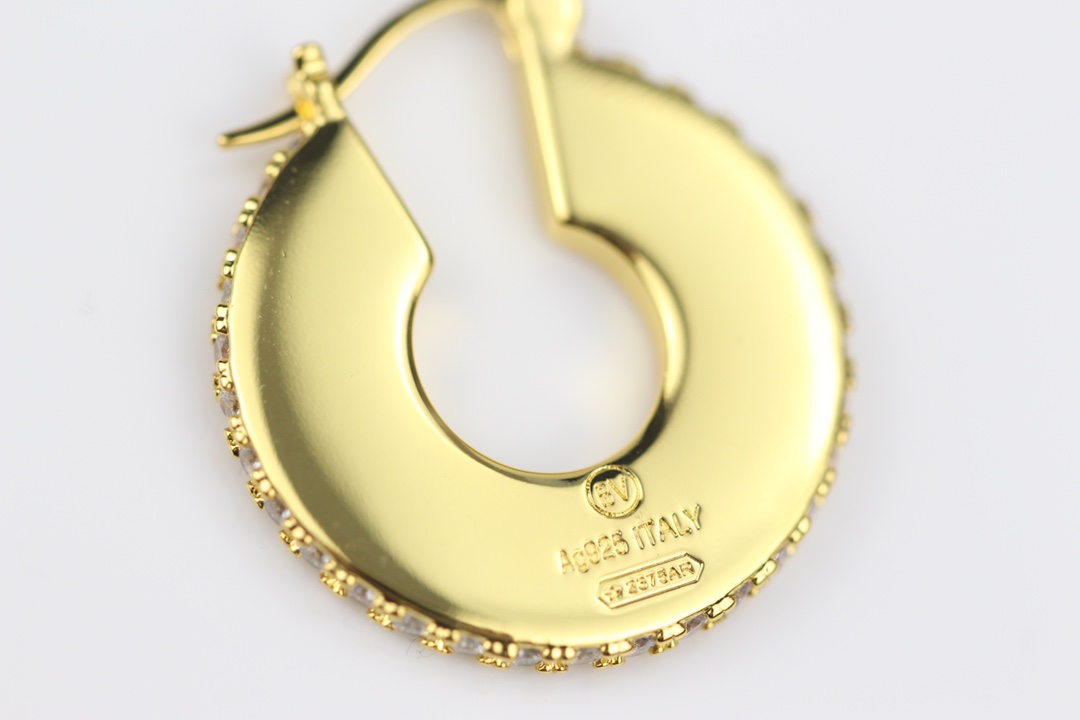 批75
bottega venenta 新款bv耳环 与众不同的设计 个性十足你对传统耳环的印象 使其魅力爆灯！