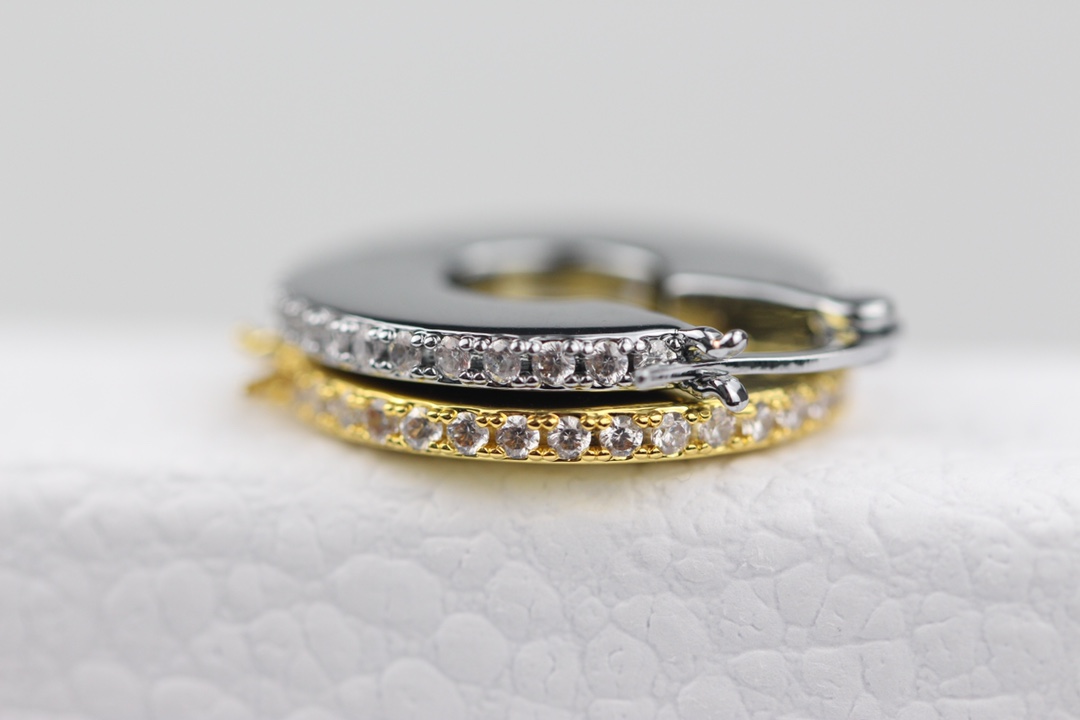 批75
bottega venenta 新款bv耳环 与众不同的设计 个性十足你对传统耳环的印象 使其魅力爆灯！