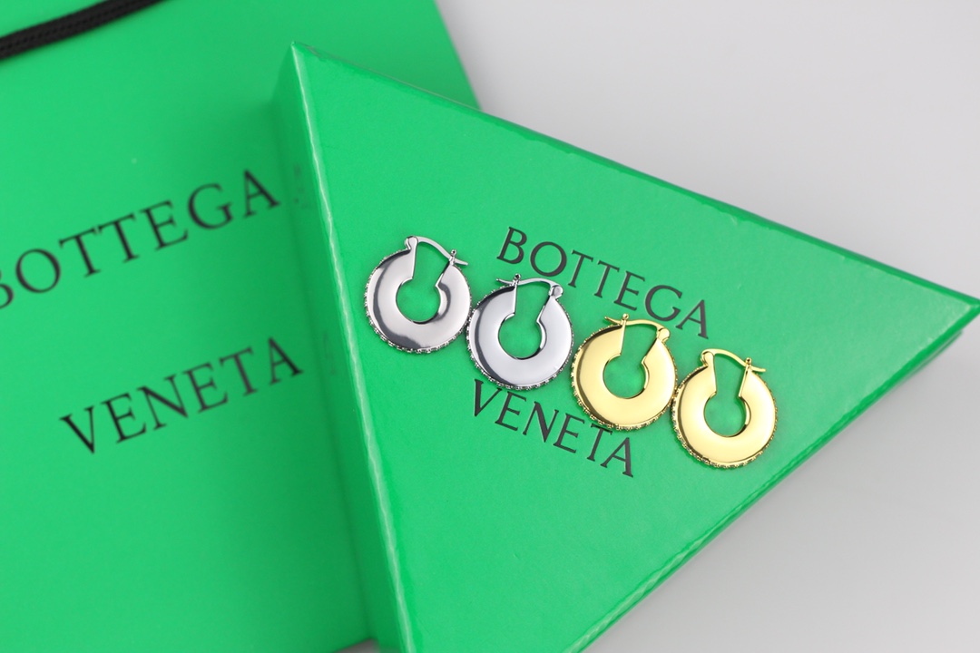 批75
bottega venenta 新款bv耳环 与众不同的设计 个性十足你对传统耳环的印象 使其魅力爆灯！