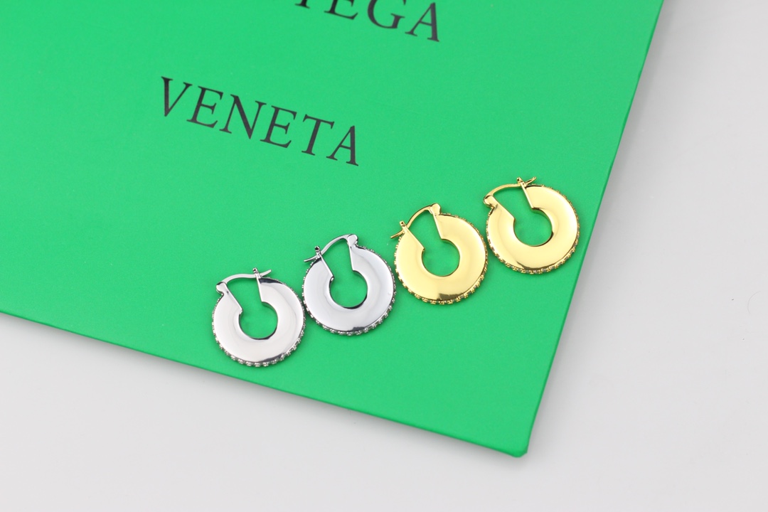 批75
bottega venenta 新款bv耳环 与众不同的设计 个性十足你对传统耳环的印象 使其魅力爆灯！