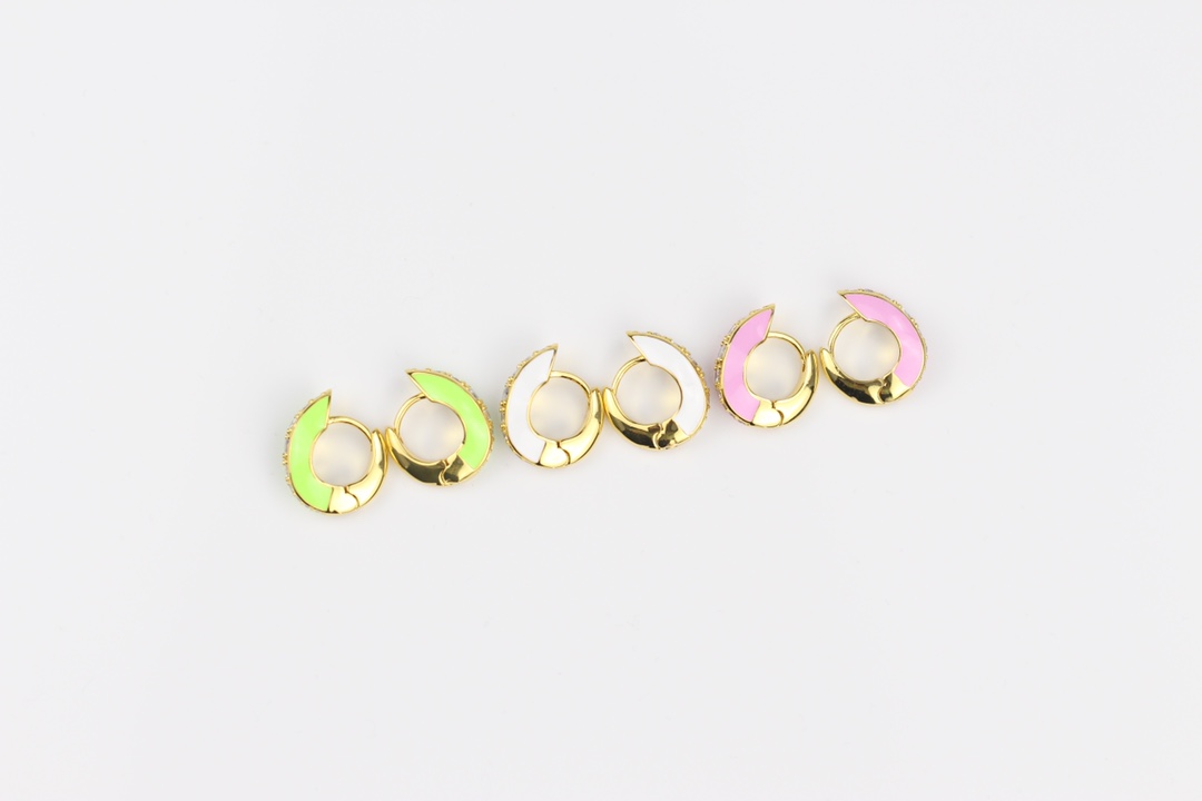 批80
新款耳环 👌与众不同的设计 个性十足 多种搭配。👌颠覆你对传统耳环的印象 使其魅力爆灯！