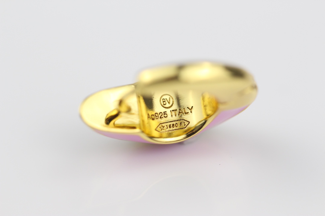 批80
新款耳环 👌与众不同的设计 个性十足 多种搭配。👌颠覆你对传统耳环的印象 使其魅力爆灯！