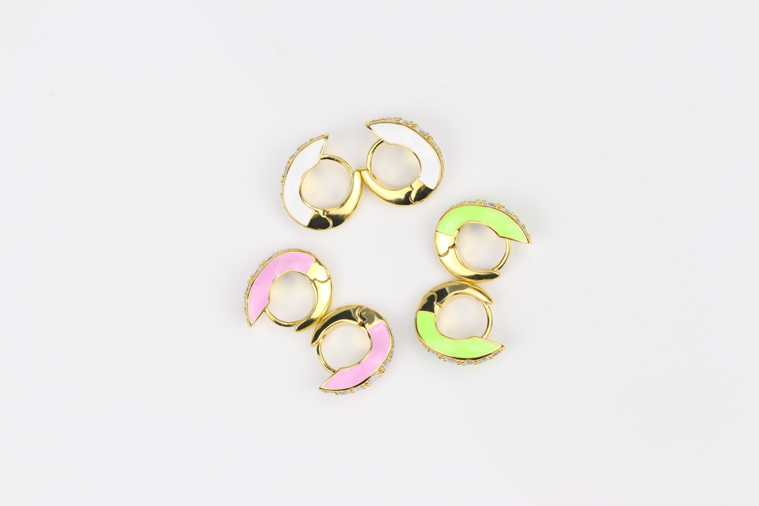 批80
新款耳环 👌与众不同的设计 个性十足 多种搭配。👌颠覆你对传统耳环的印象 使其魅力爆灯！