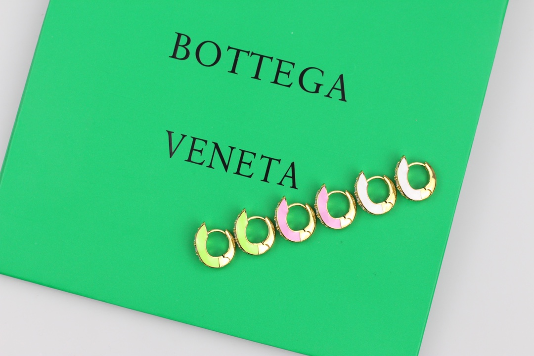 批80
新款耳环 👌与众不同的设计 个性十足 多种搭配。👌颠覆你对传统耳环的印象 使其魅力爆灯！